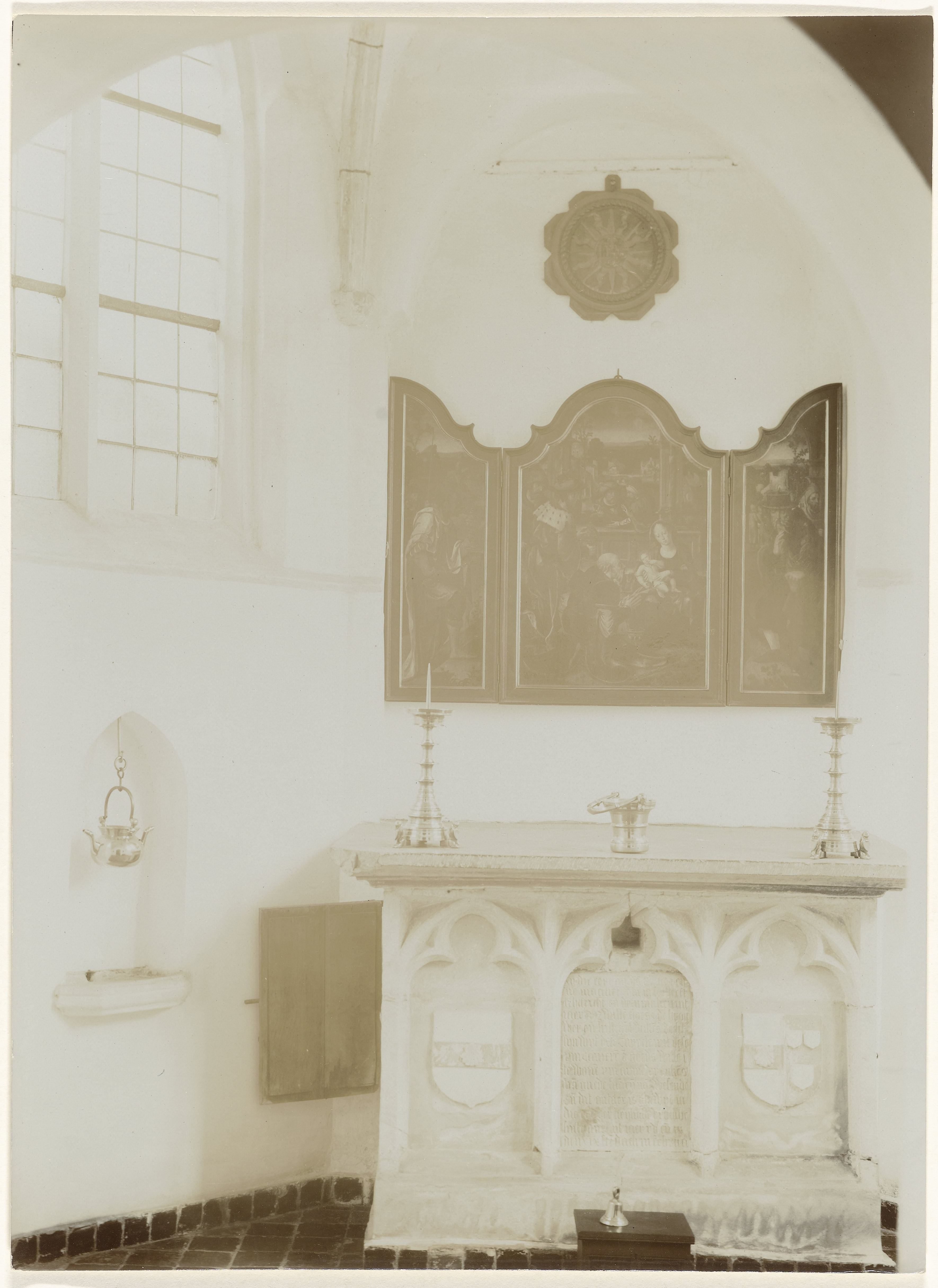 Kapel van het Sint Anna Aalmoeshuis te Leiden met het drieluik met de aanbidding van de koningen door P. Coecke van Aelst