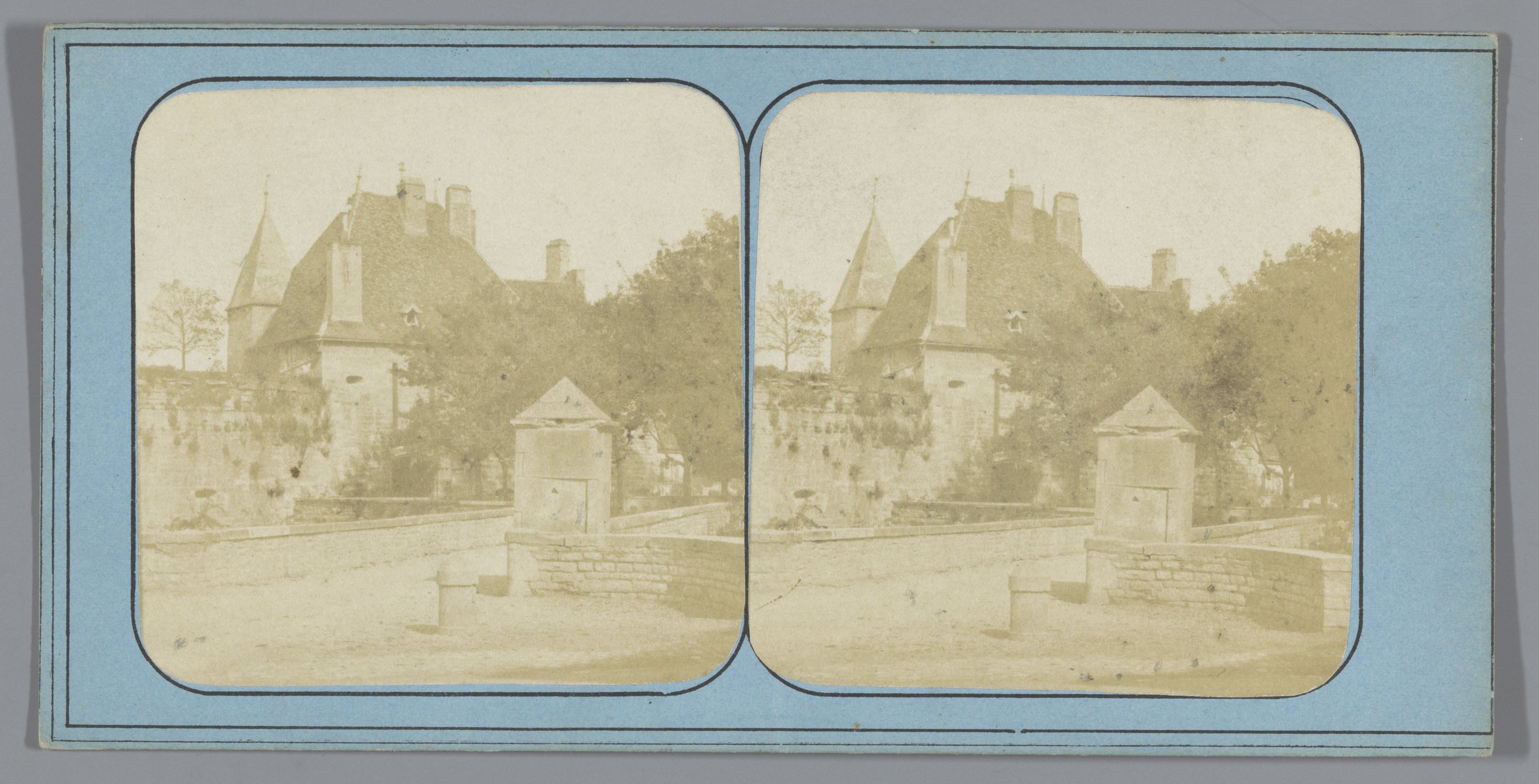 Huis bij bomen en een muur