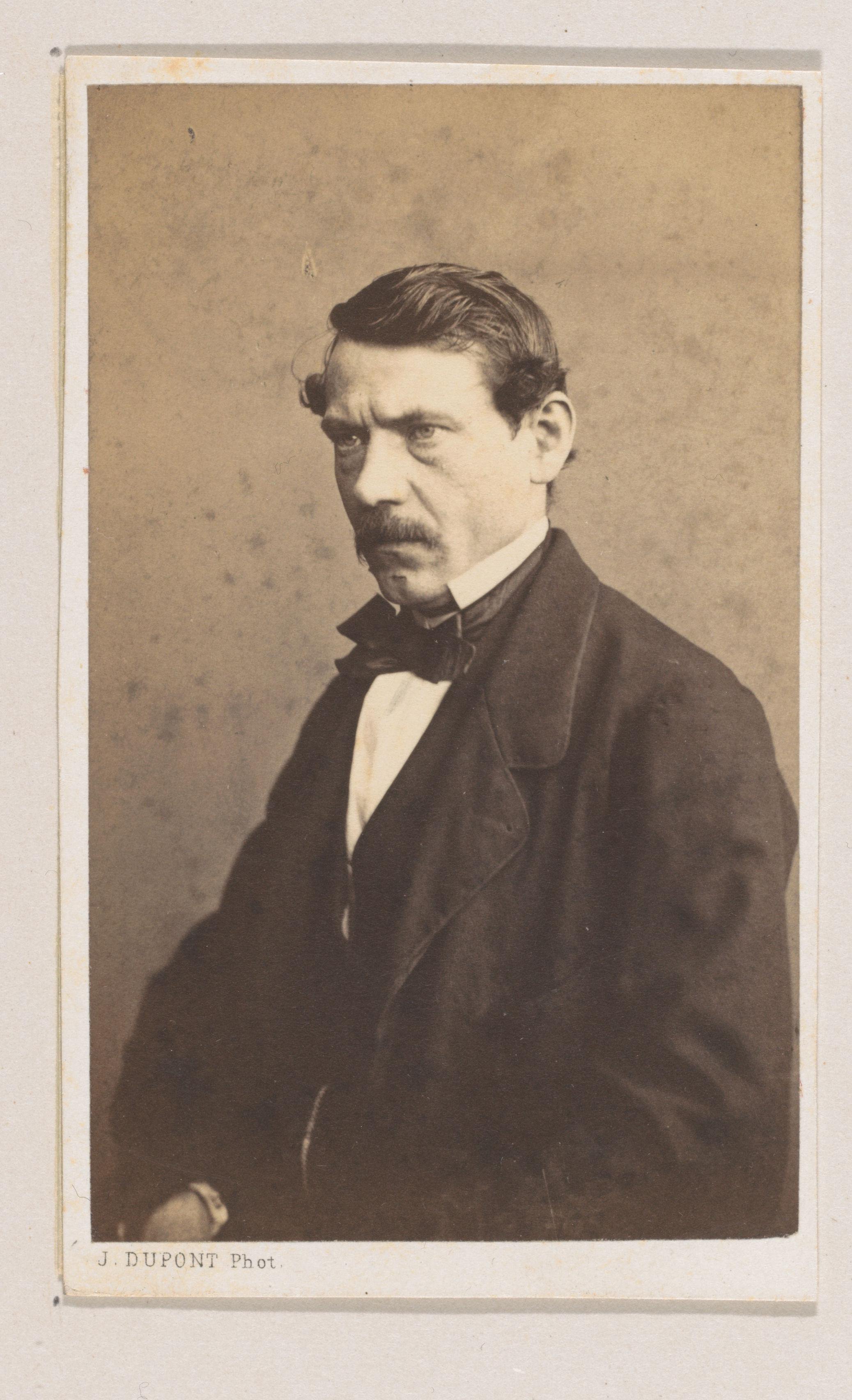 Portret van de schilder André Jozef Minguet, halffiguur