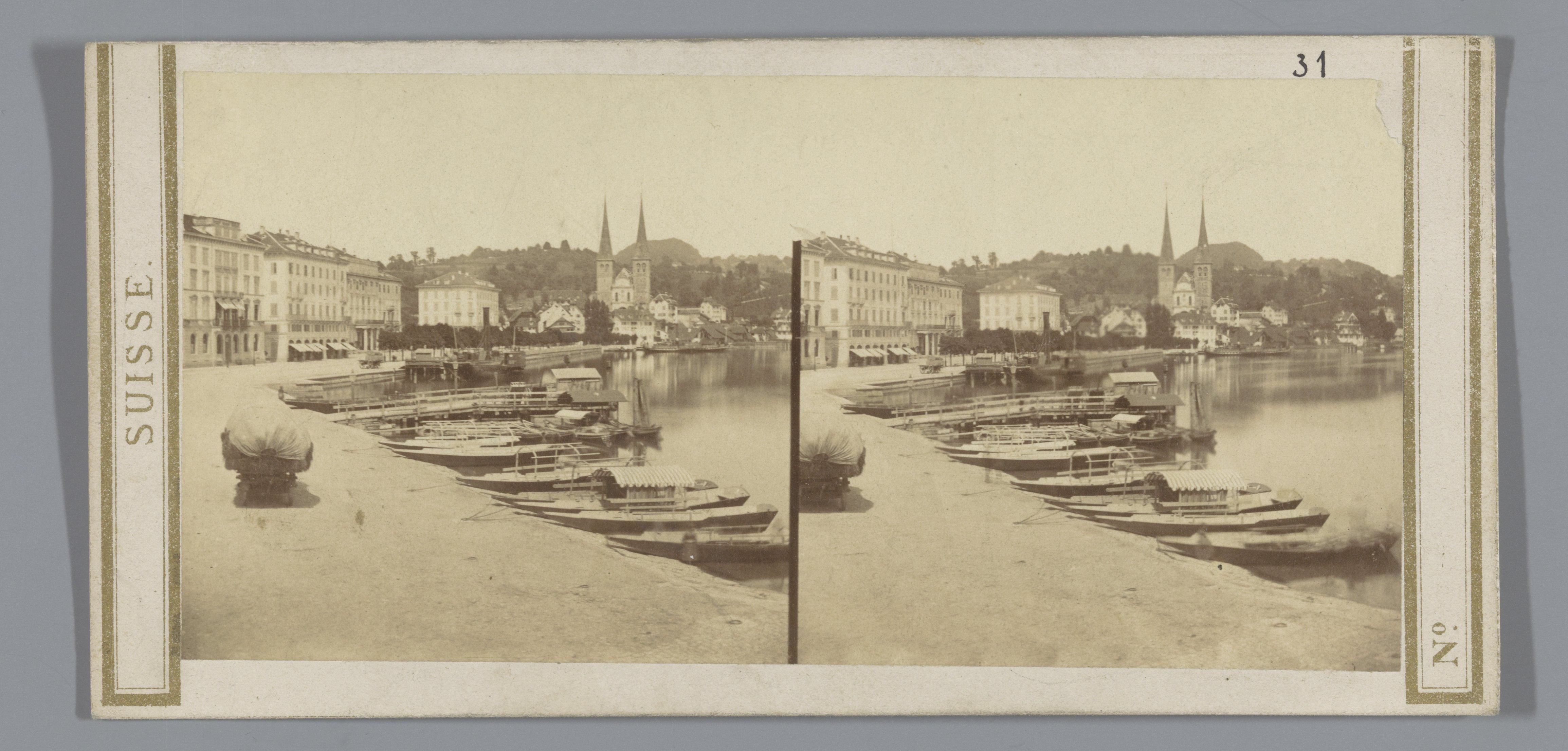 Gezicht op de kade van Luzern, met hotel Schweizerhof en Sint-Leodegarkerk