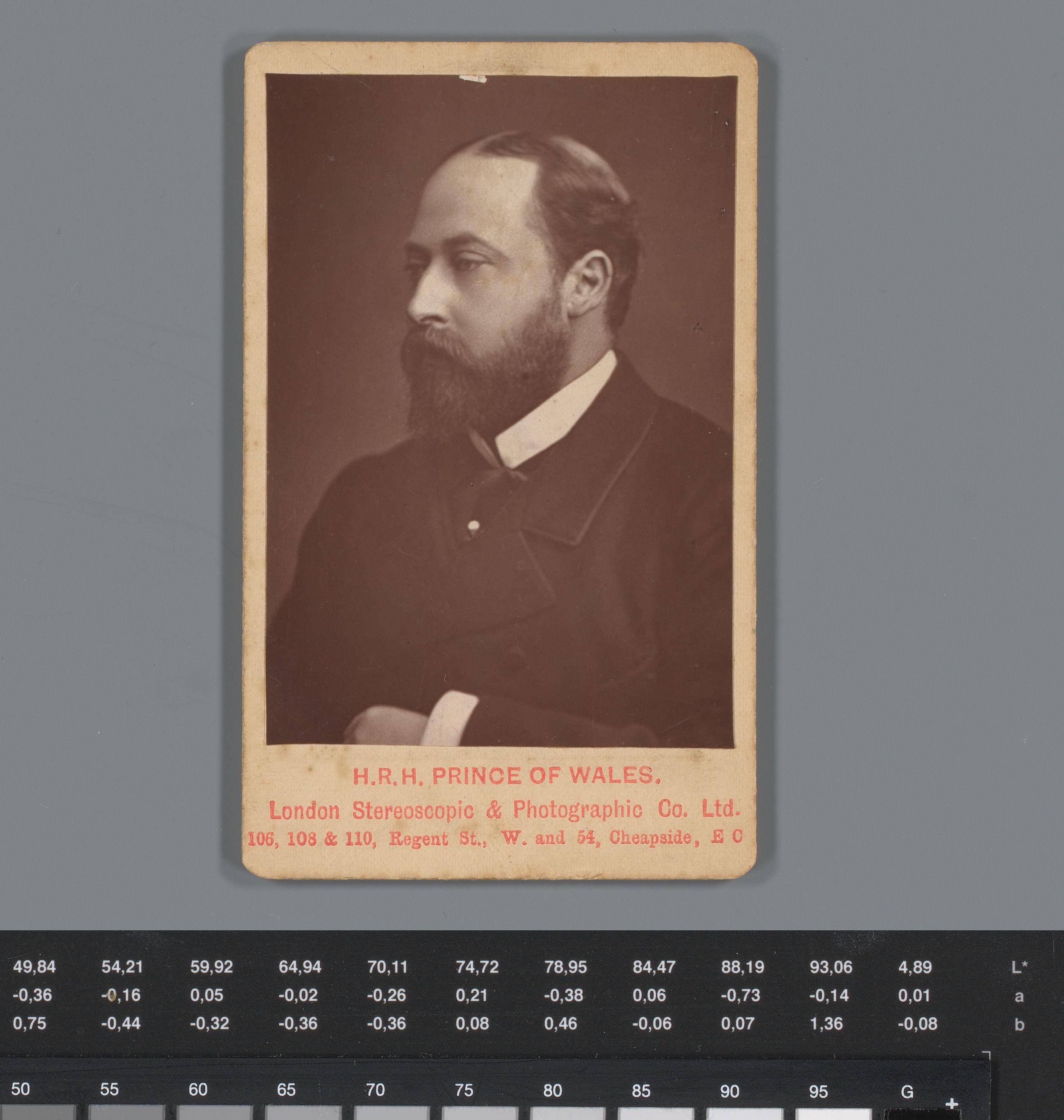 Reclame voor The London Stereoscopic and Photographic Company en het adverteren op cartes-de-visite, met portret van Edward VII (koning van het Verenigd Koninkrijk)