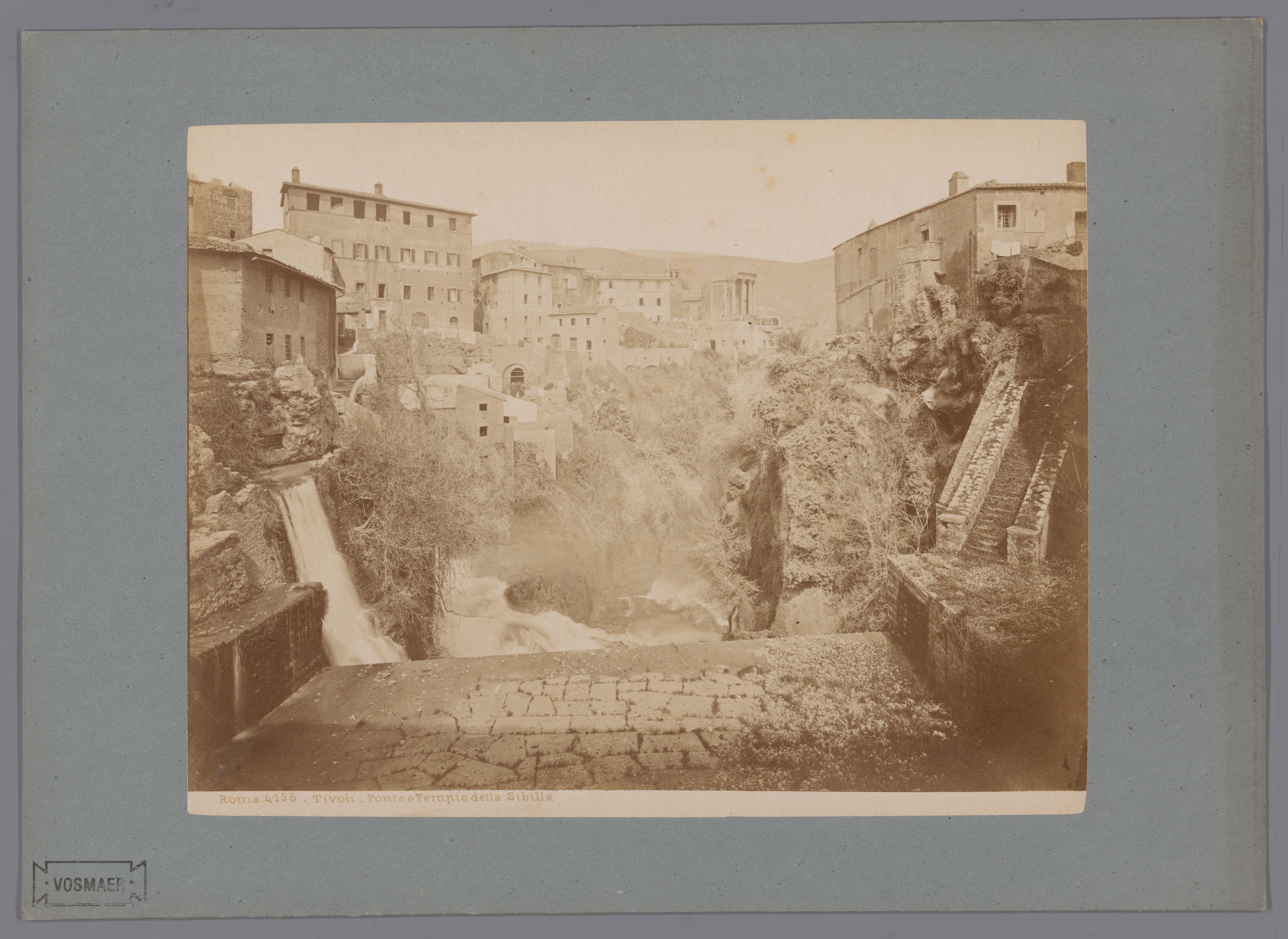 Gezicht op Tivoli met op de achtergrond de Tempel van Sibylle