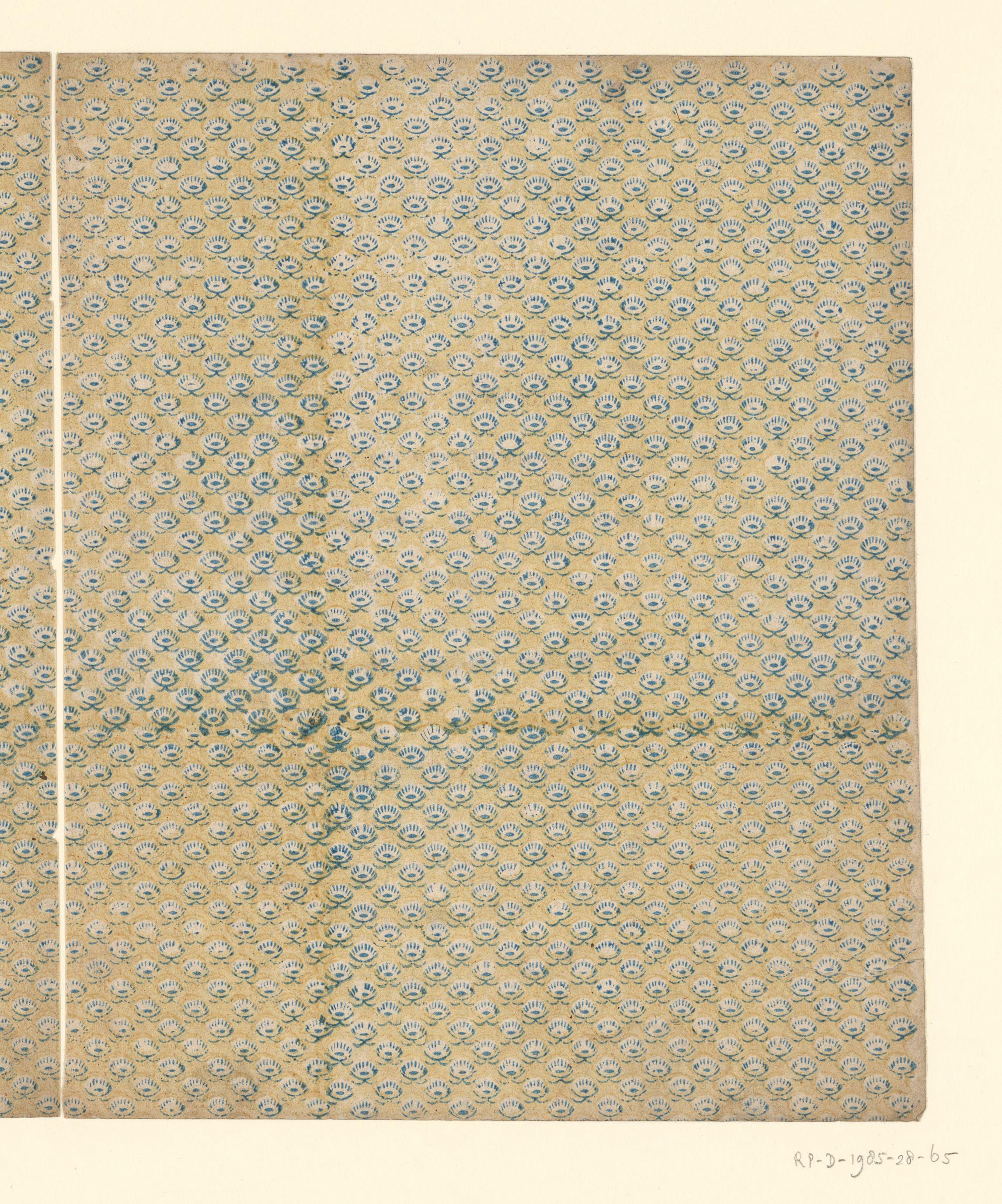 Strooipatroon van een bloemmotief in blauw op een geel fond