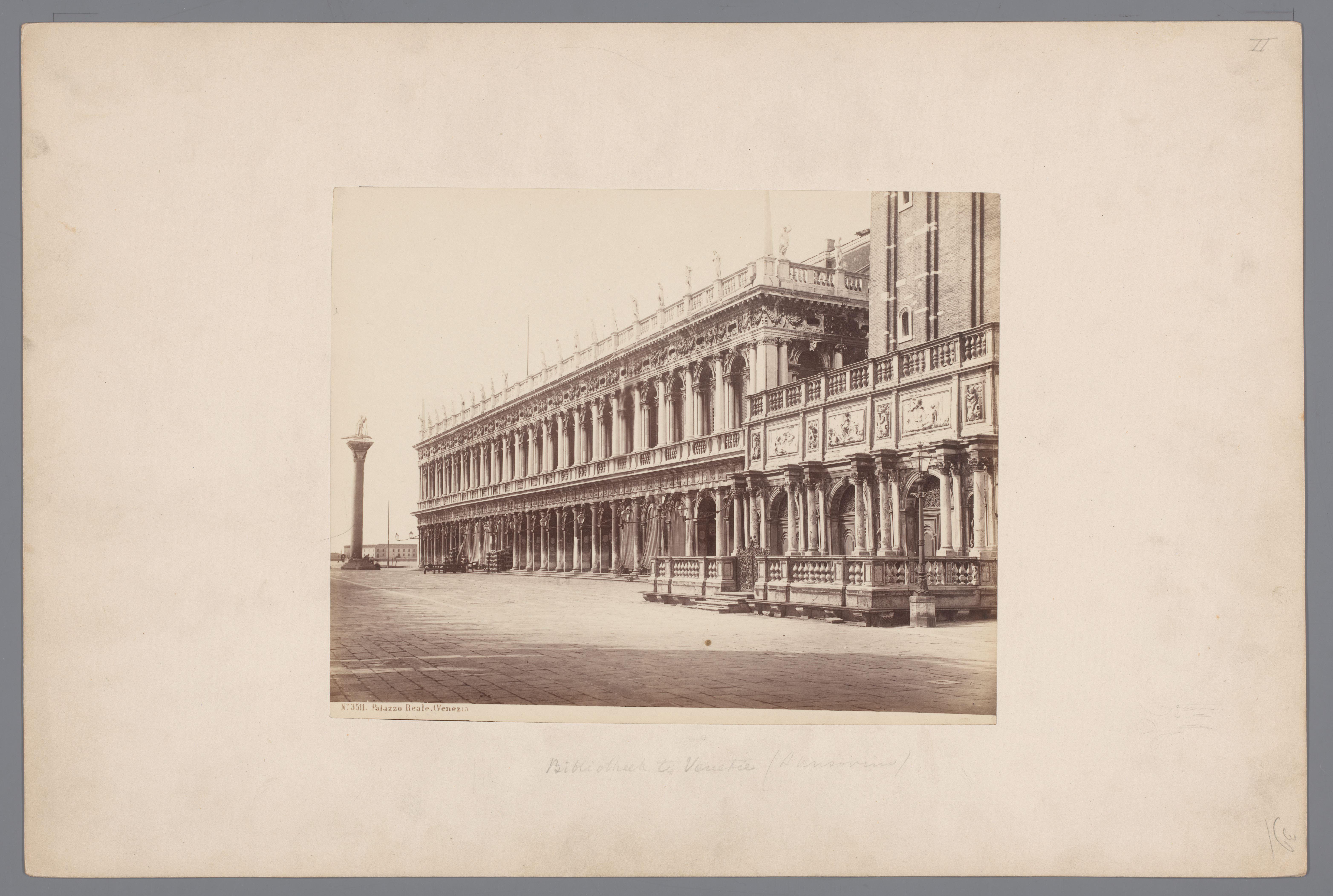 Gezicht op het Piazzetta en Palazzo Reale waar de Libreria Vecchia gehuisvest is, Venetië, Italië