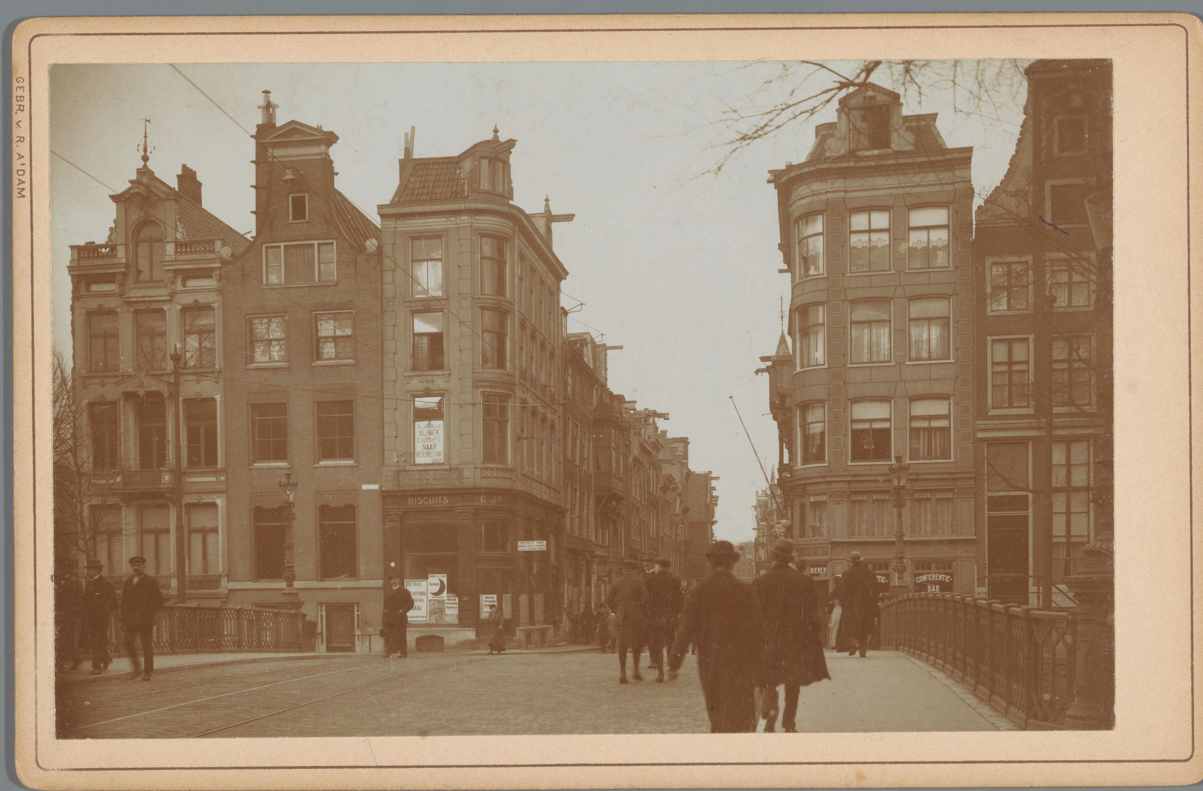Gezicht op de Vijzelstraat in Amsterdam