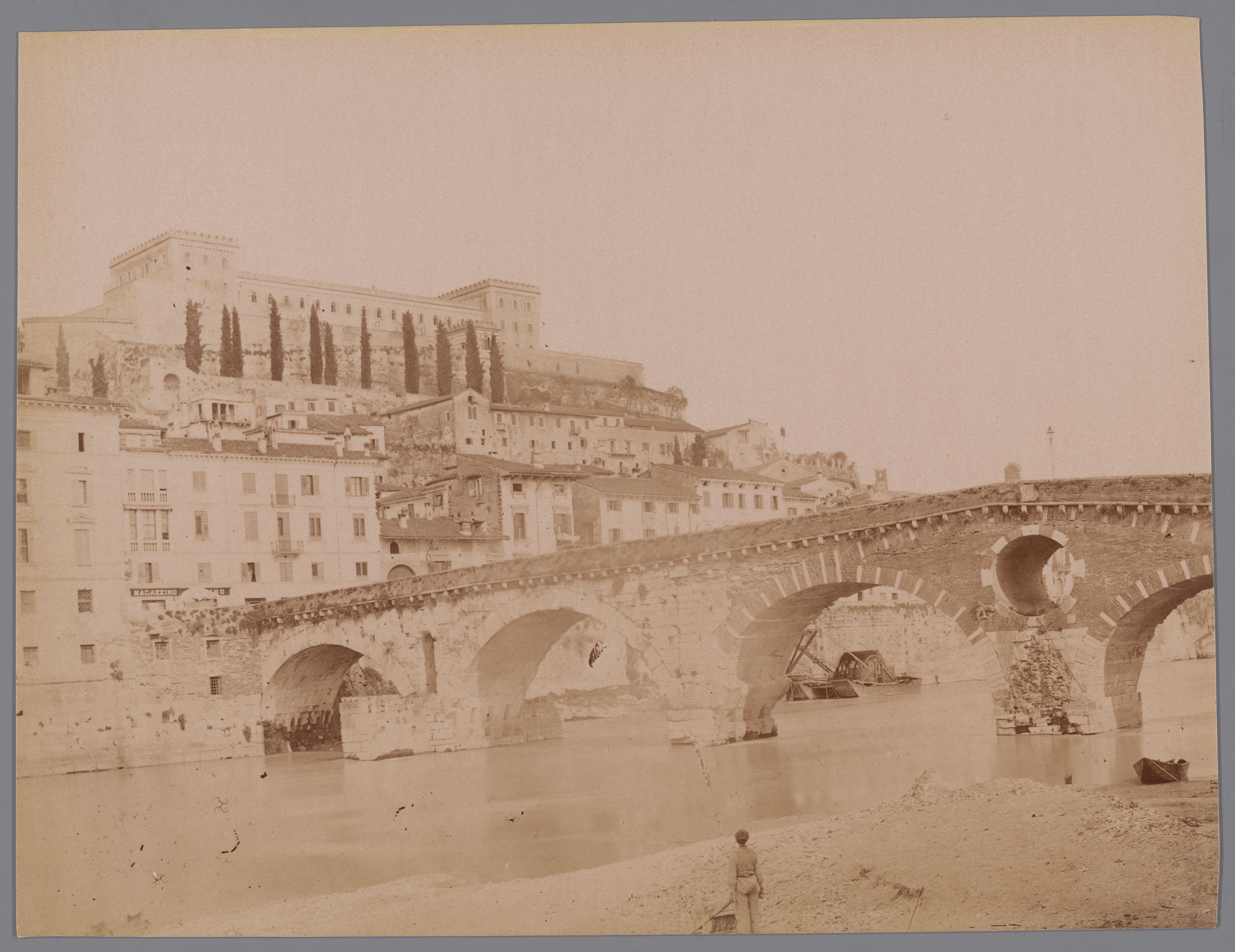 Gezicht op de Ponte Pietra te Verona