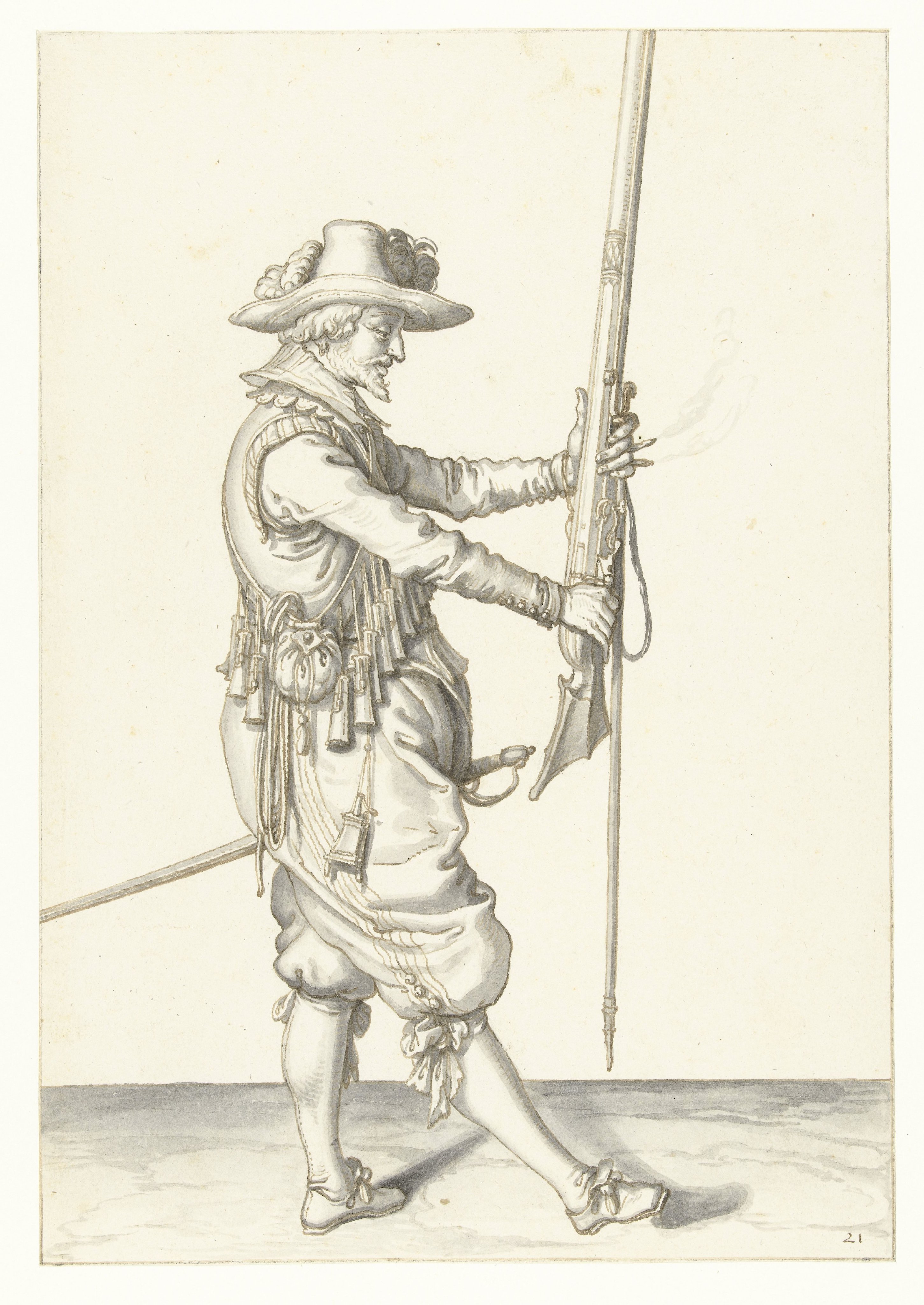 Soldaat die zijn musket met beide handen rechtop voor zich vasthoudt