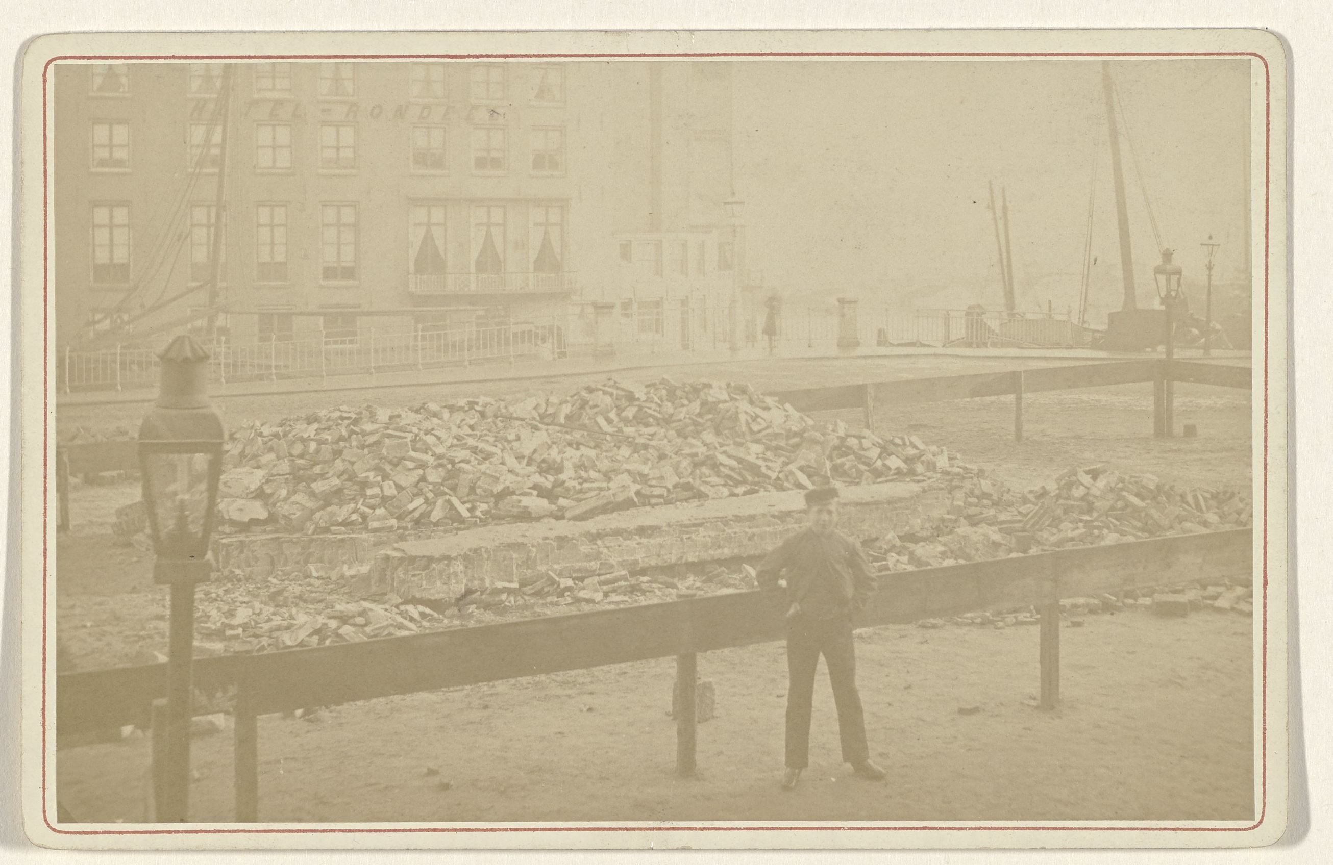 Gesloopte huizen aan het Schapenplein te Amsterdam, 1877