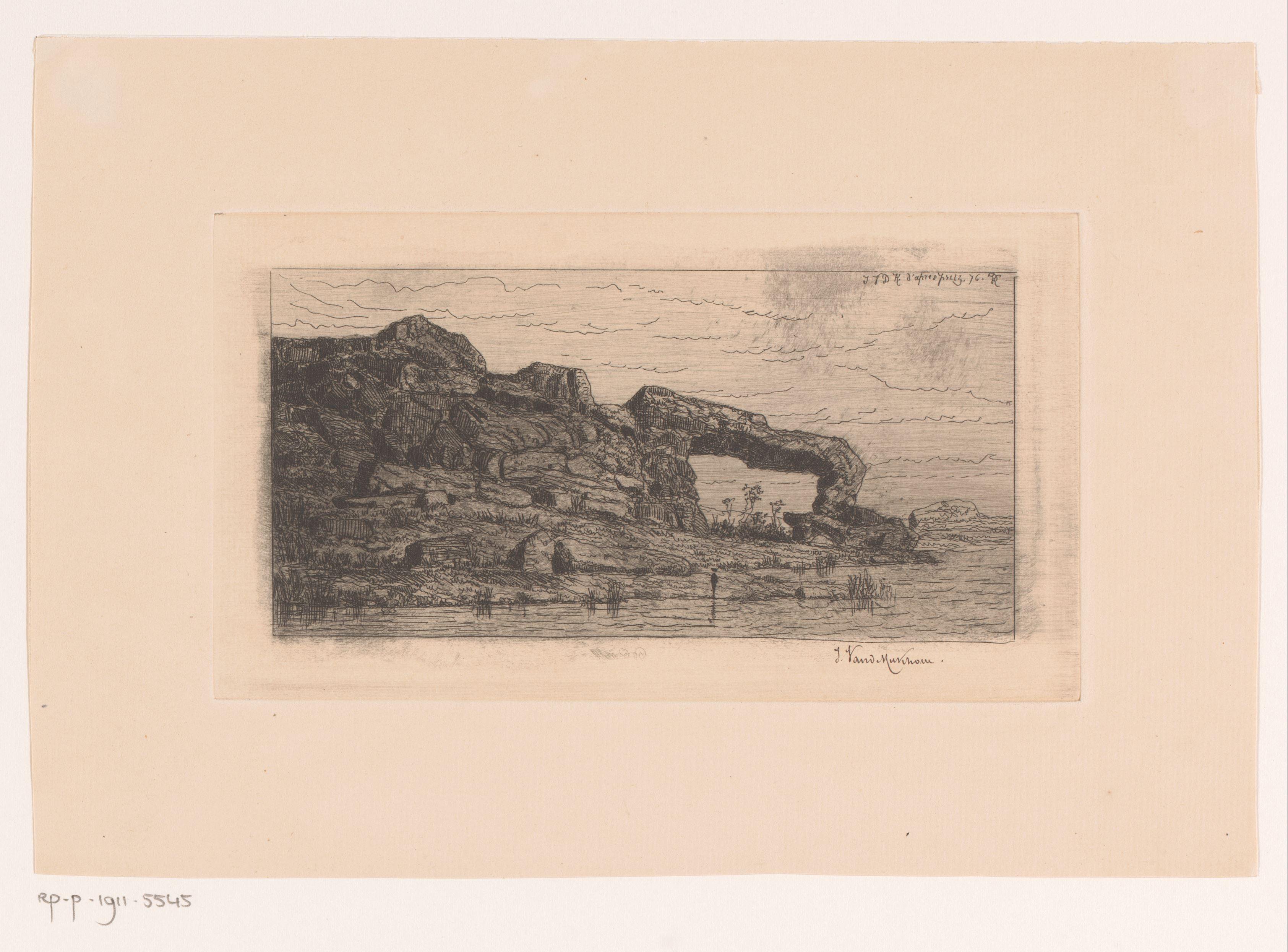 Grote rotsboog aan de kust