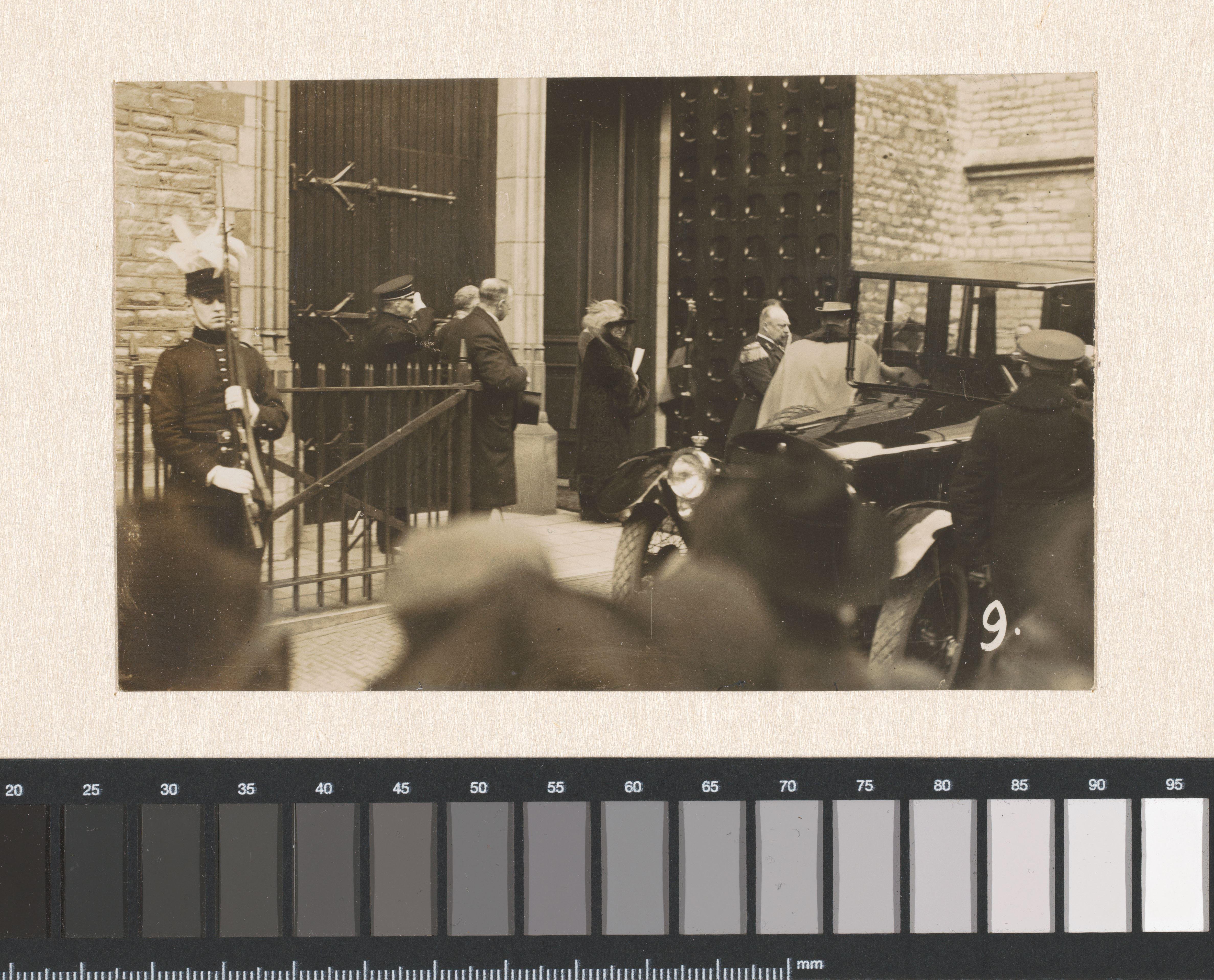 Koningin Wilhelmina en prins Hendrik bij het verlaten van de Pieterskerk te Leiden