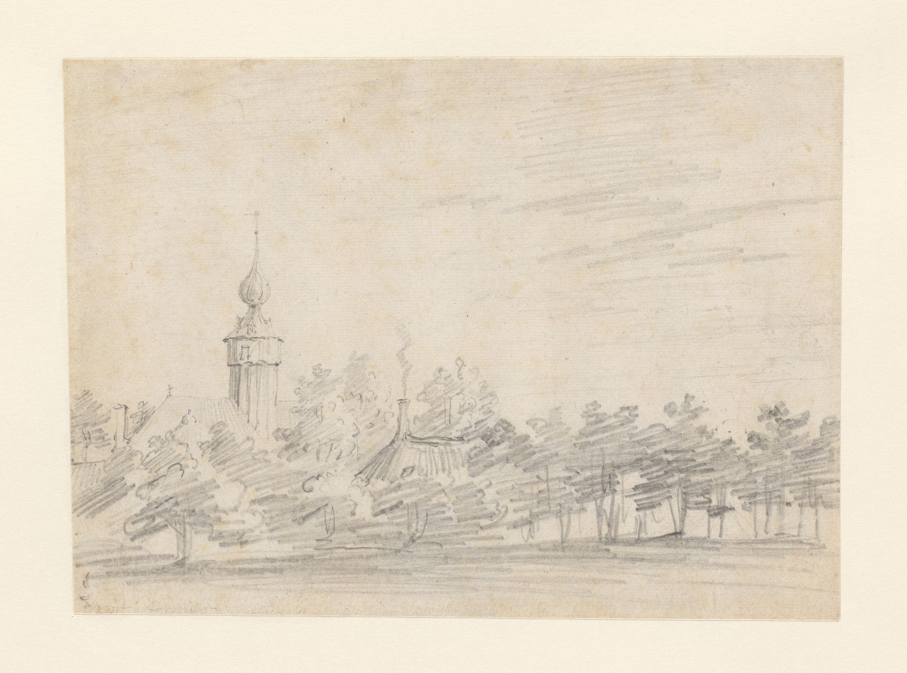 Huizen en een kerktoren met uivormige spits tussen bomen