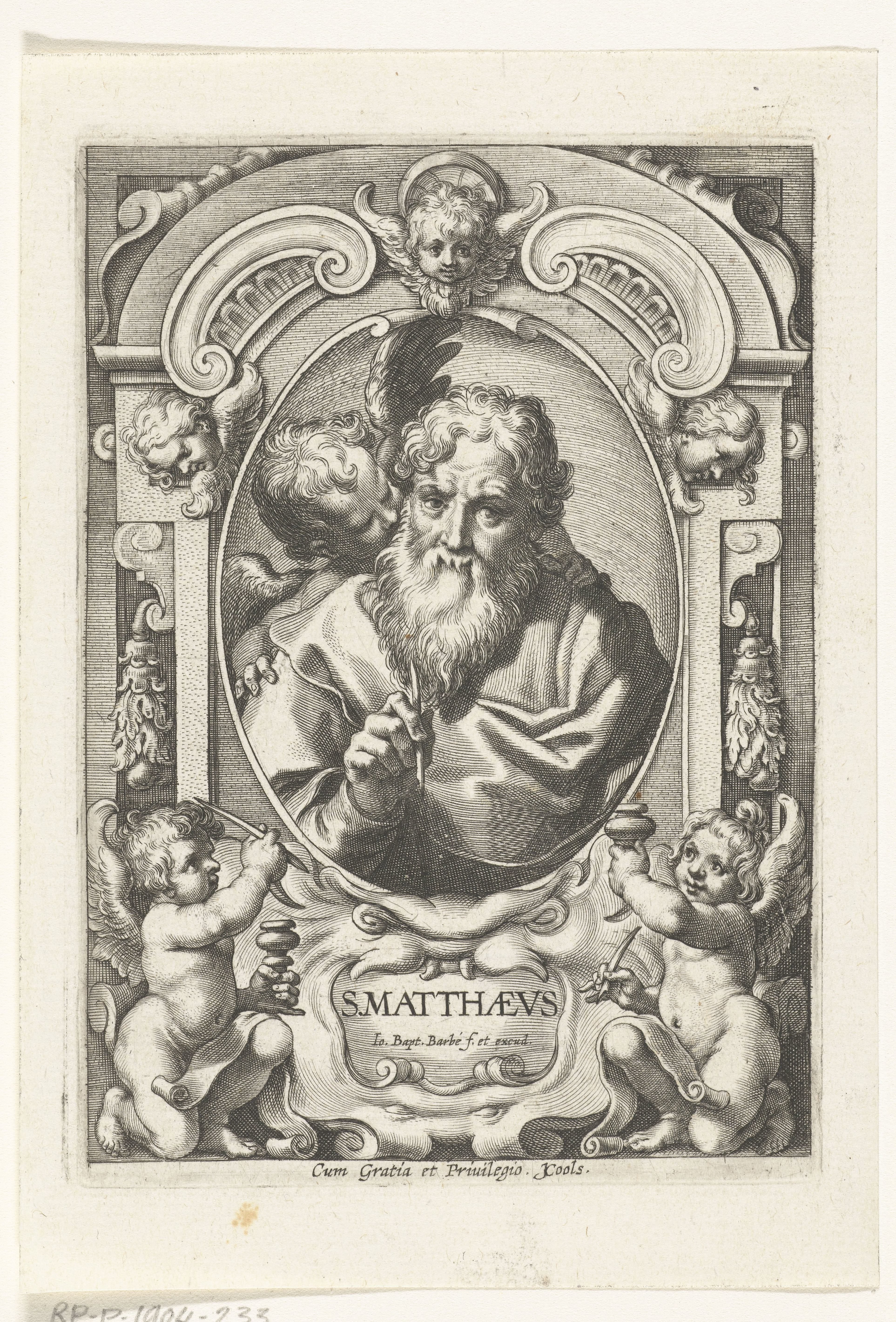 Evangelist Mattheus met engel in omlijsting met architectuur ornamenten