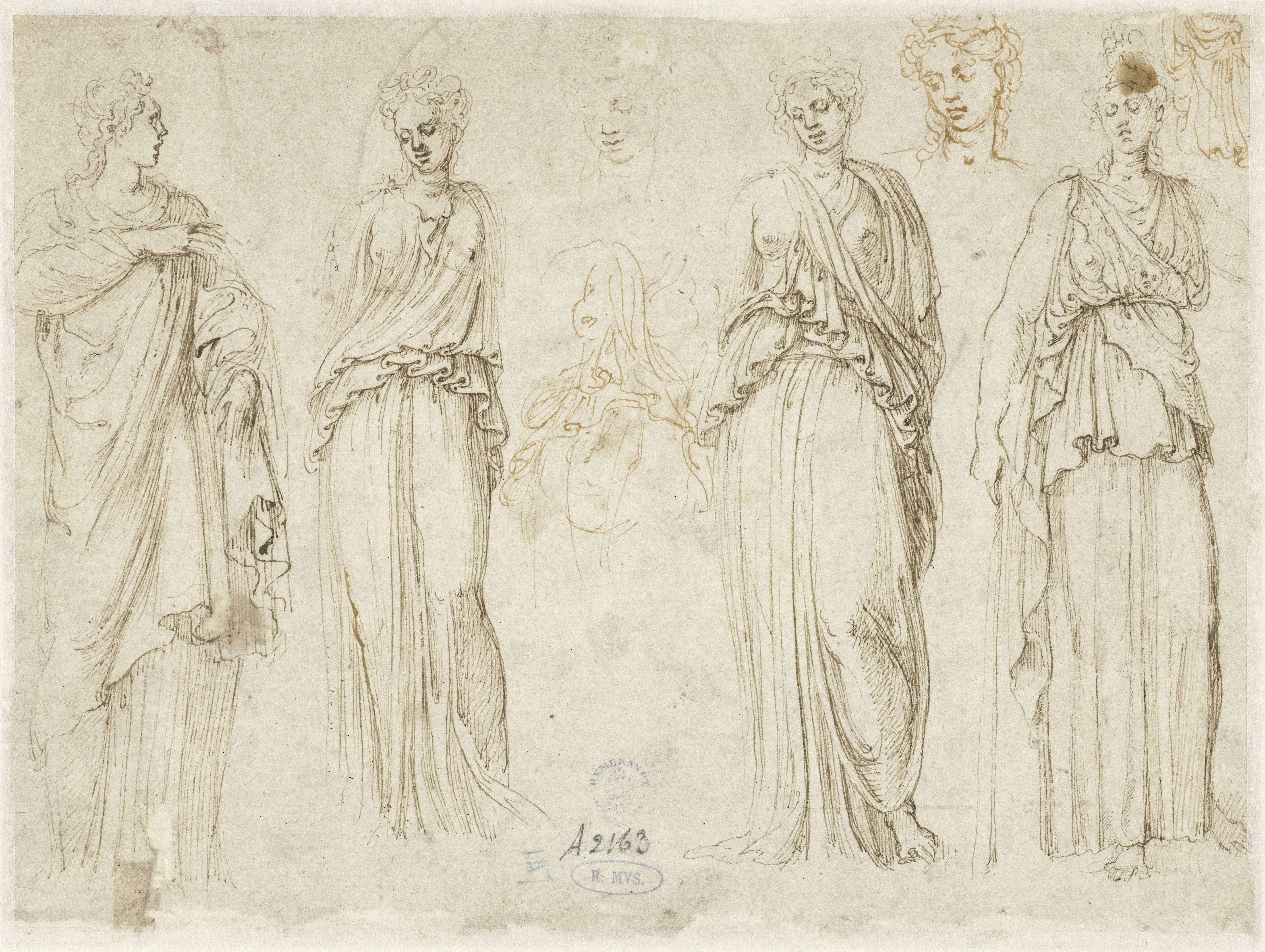 Vier vrouwenfiguren