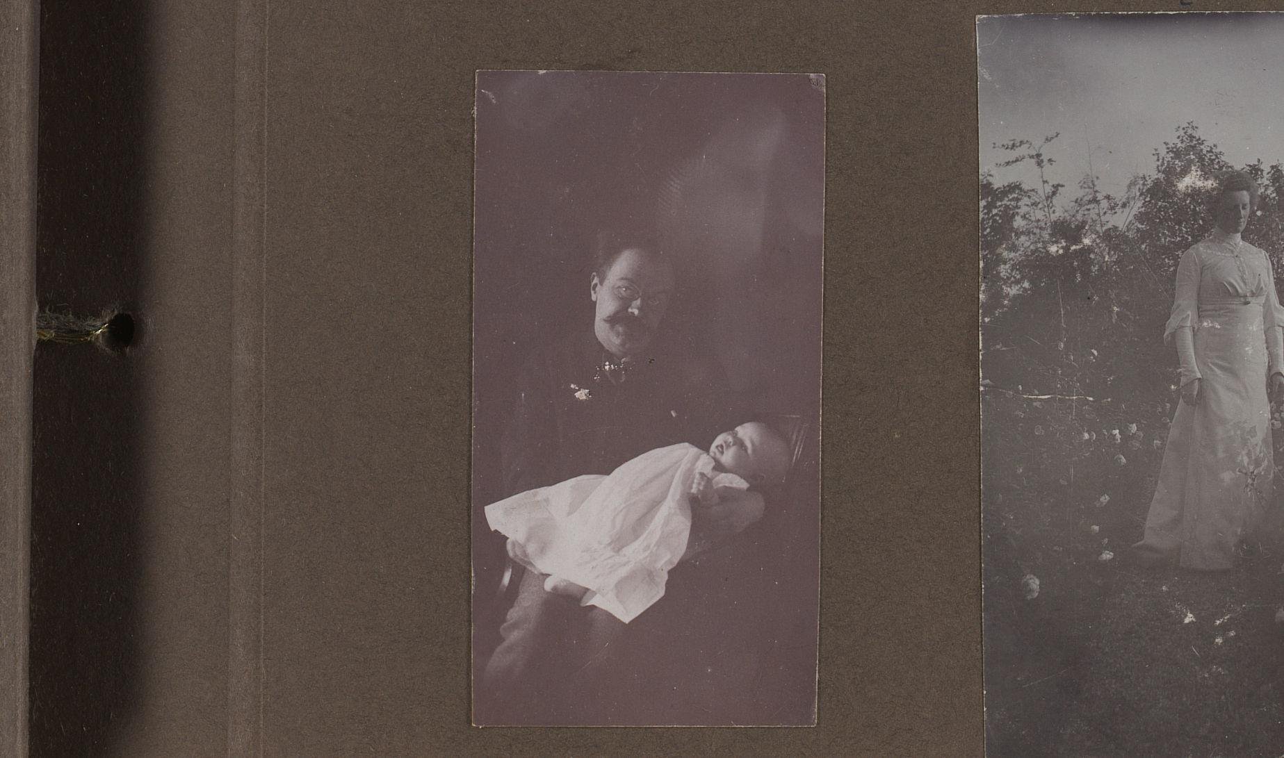 Portret van Alphons Diepenbrock met baby op de arm, vermoedelijk Thea of Joanna Diepenbrock