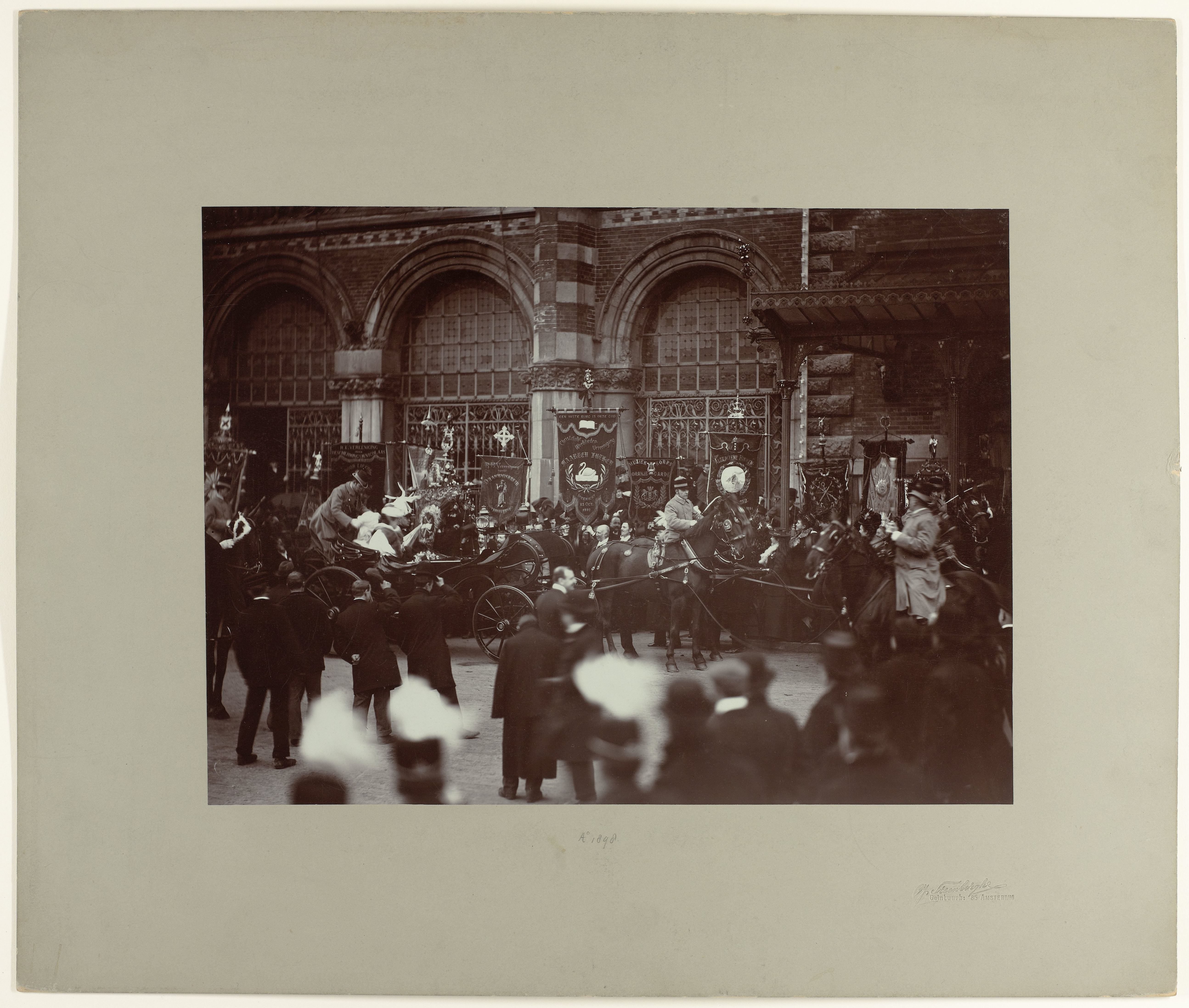 Koningin Wilhelmina in een rijtuig voor het Rijksmuseum, op weg naar de troonsbestijging te Amsterdam in 1898