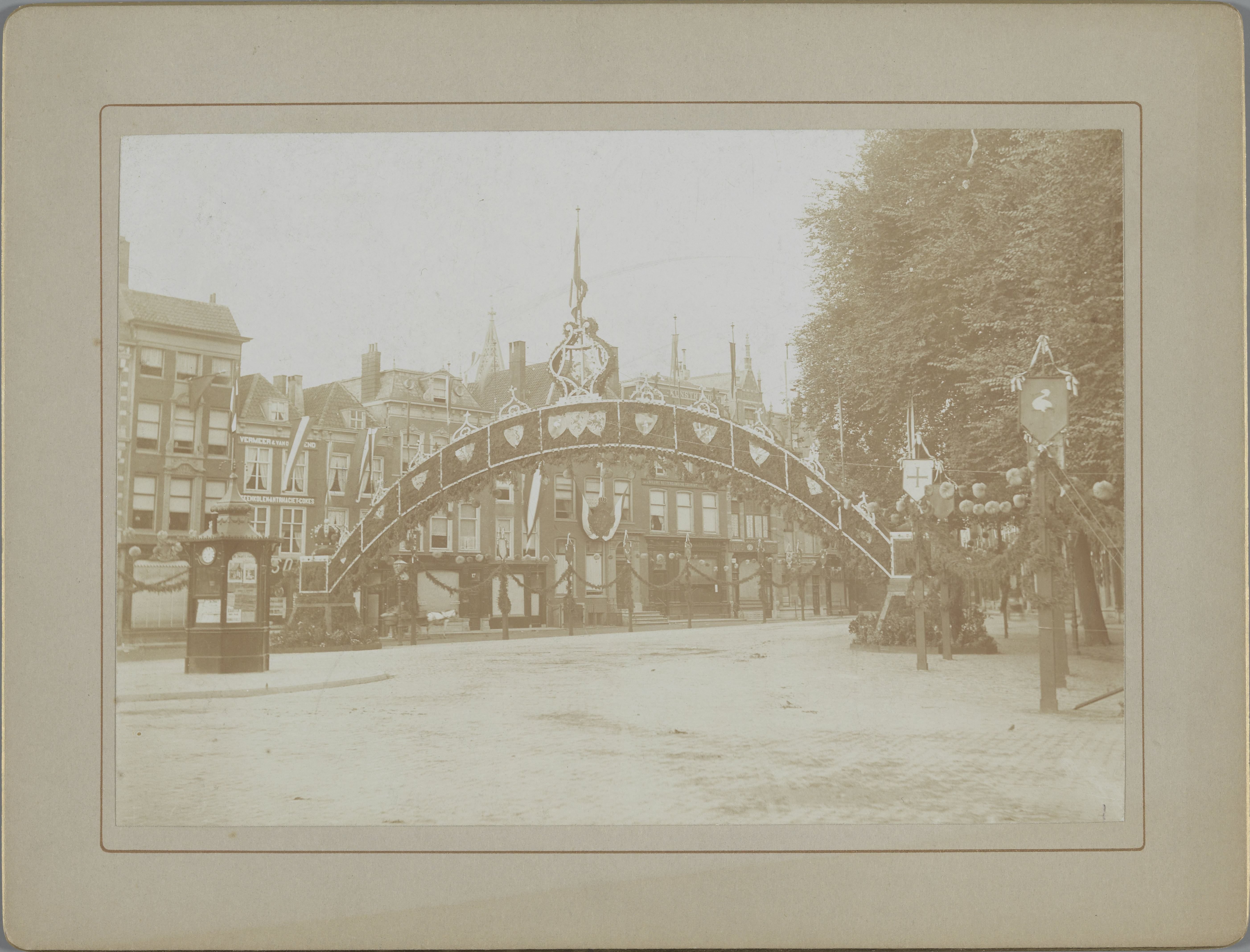 Versieringen in Den Haag ter gelegenheid van de inhuldiging van koningin Wilhelmina, 1898