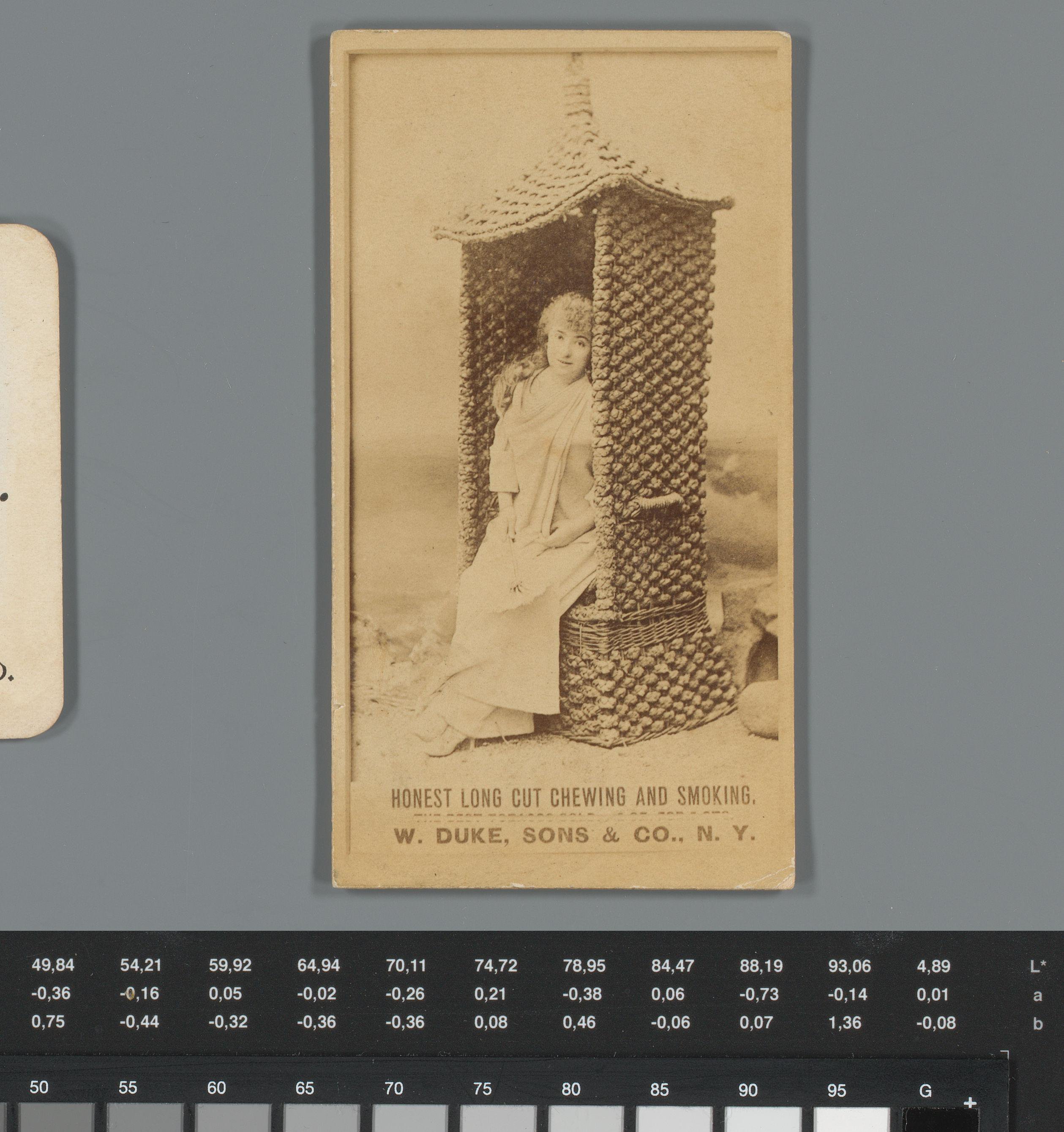 Reclame voor tabak van W. Duke, Sons & Co., New York, met portret van een onbekende vrouw in een gevlochten strandstoel