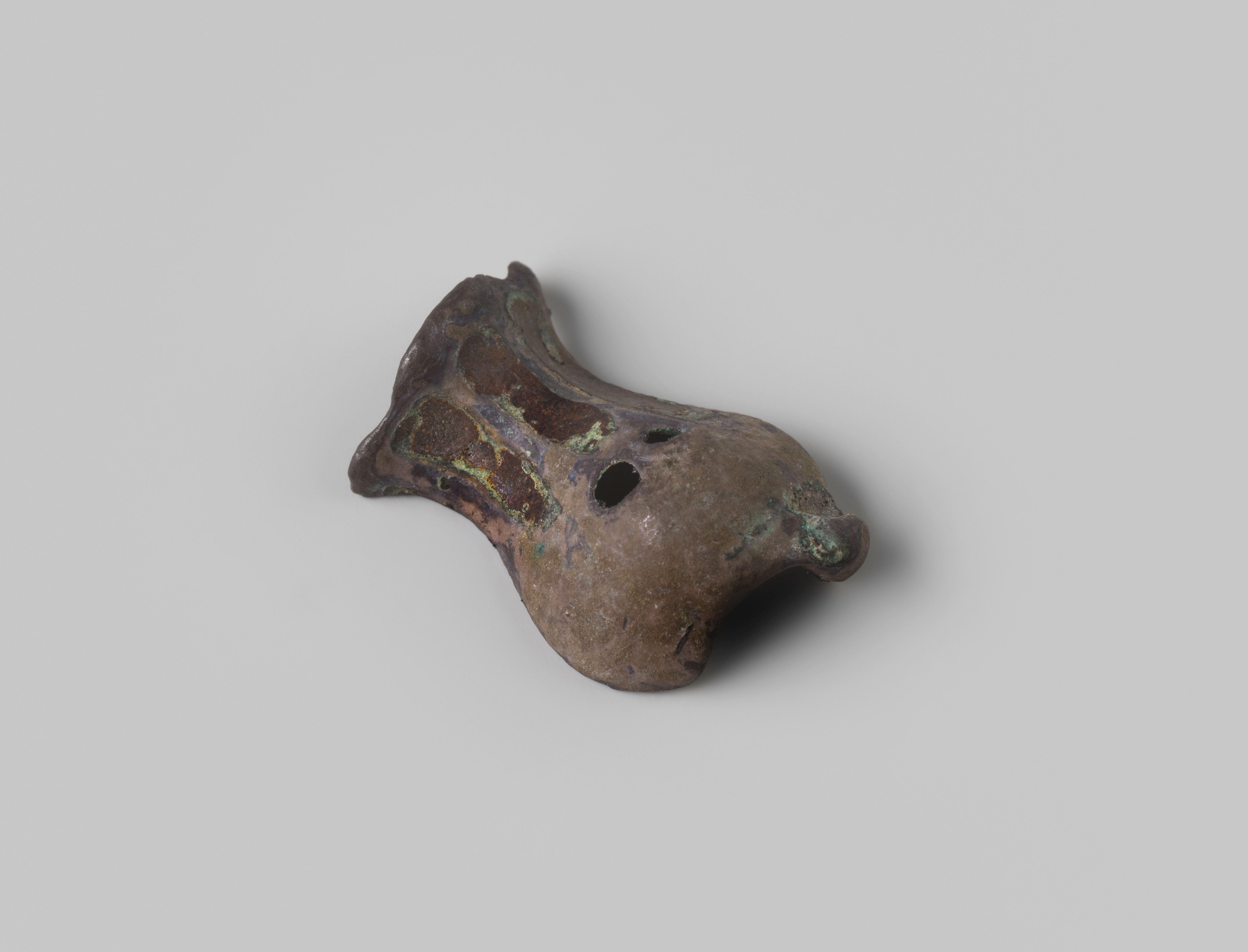 Fragment steel van een kandelaar uit het wrak van de Oost-Indiëvaarder Hollandia