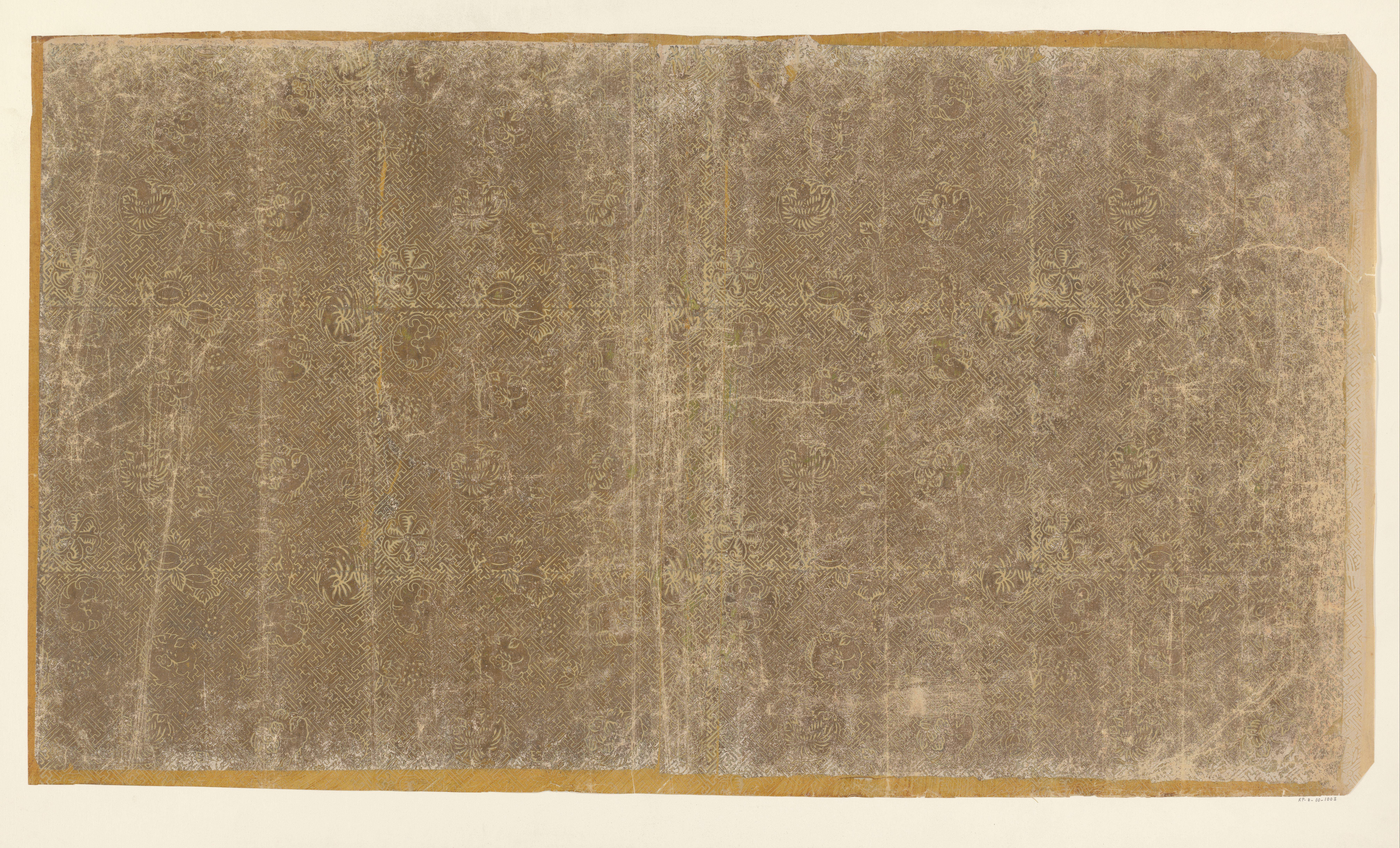 Blad met bloemenmotieven over geometrisch meanderpatroon (één van drie identieke bladen)