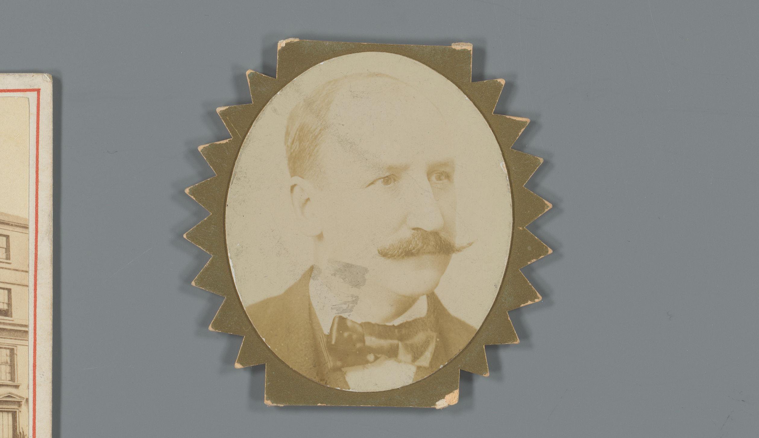 Portret van een onbekende man als reclame voor emblemen bedrukt met foto's van J.H. Shaw
