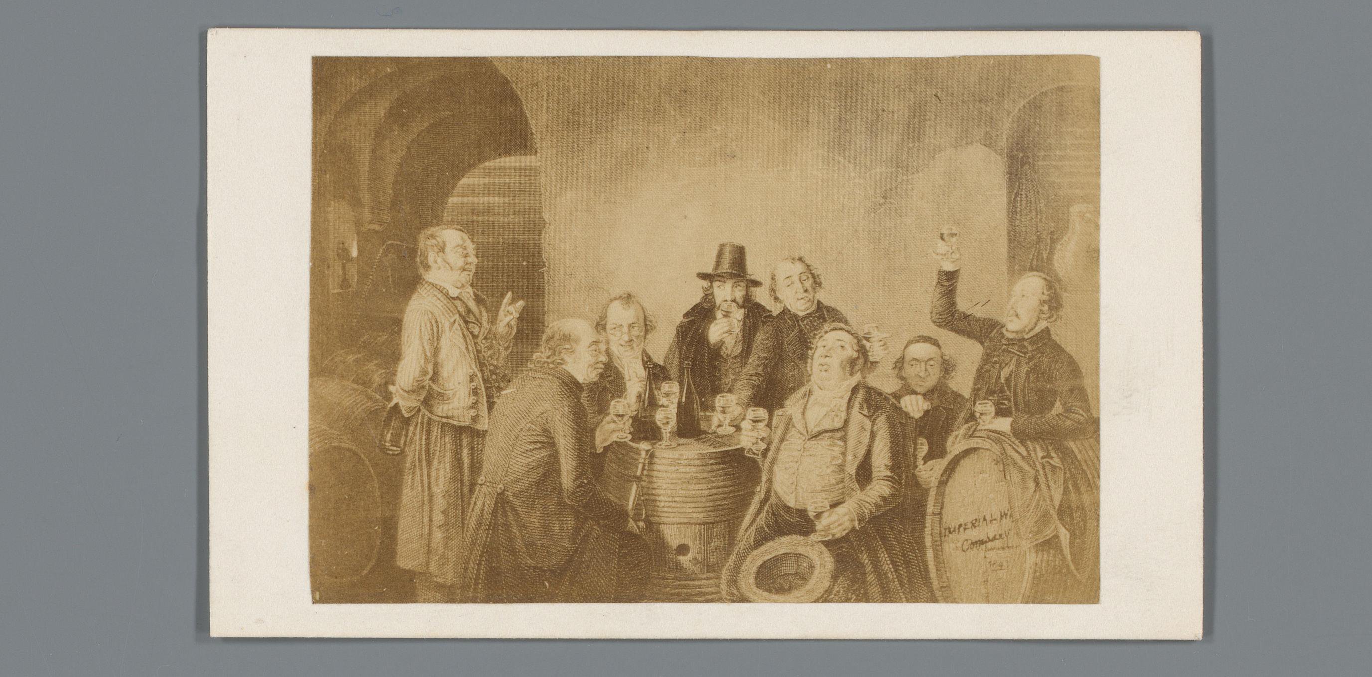 Fotoreproductie van een prent met een groep mannen in een wijnhuis en een fotoreproductie van een prijslijst, reclame voor Imperial Wine Company