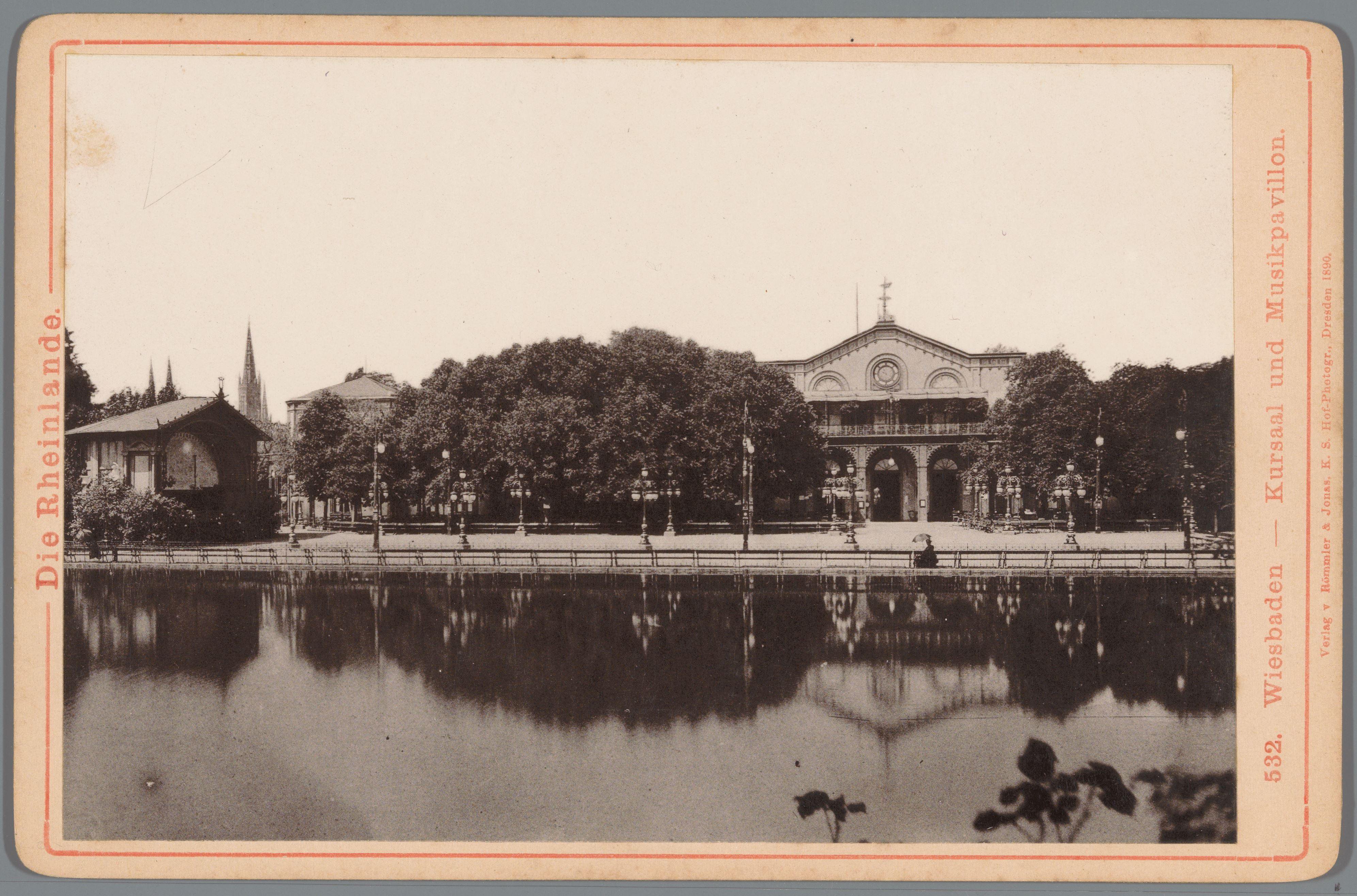 Gezicht op het kurhaus en een muziektent in Wiesbaden