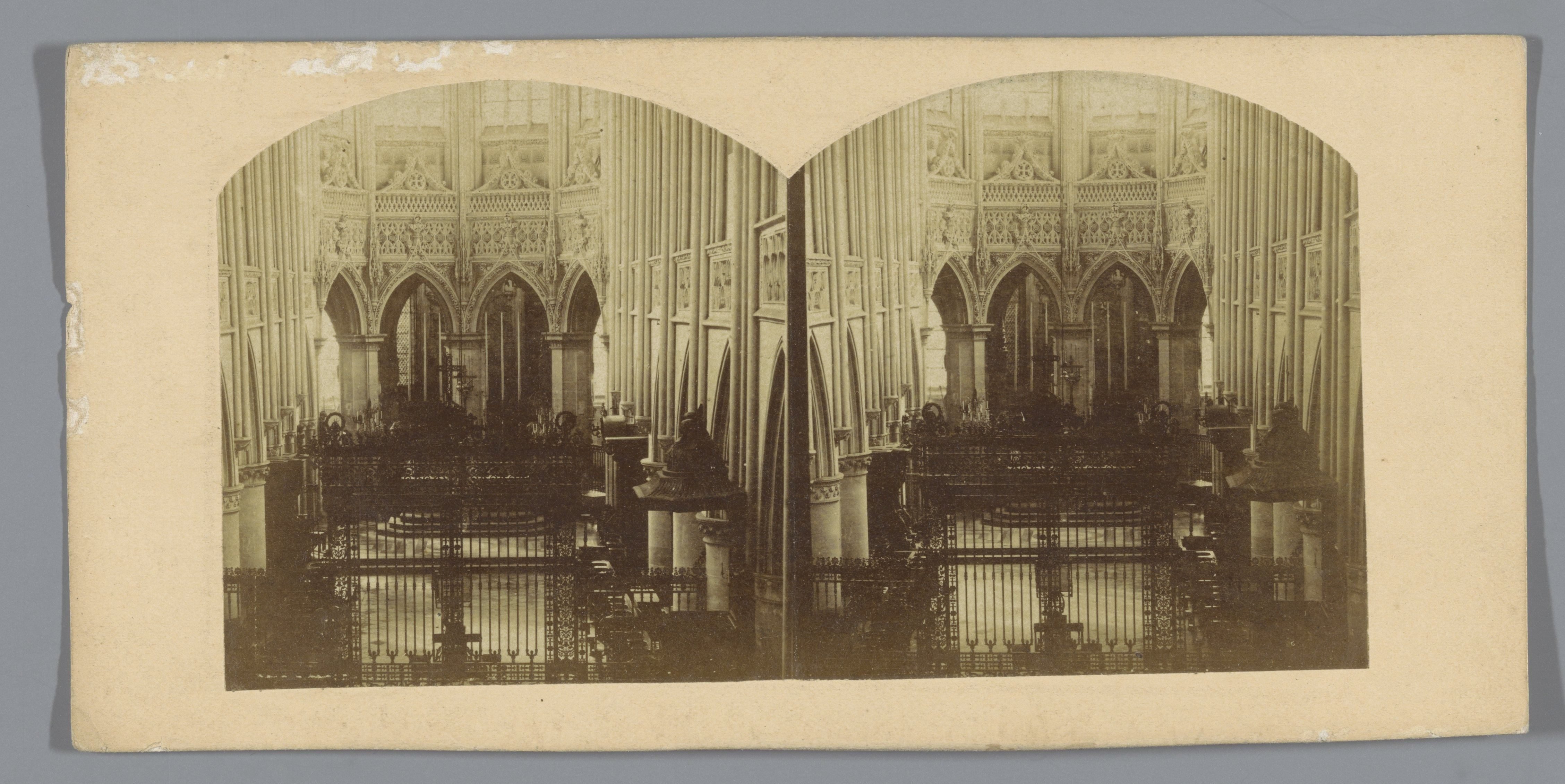 Kerkinterieur met koorhek