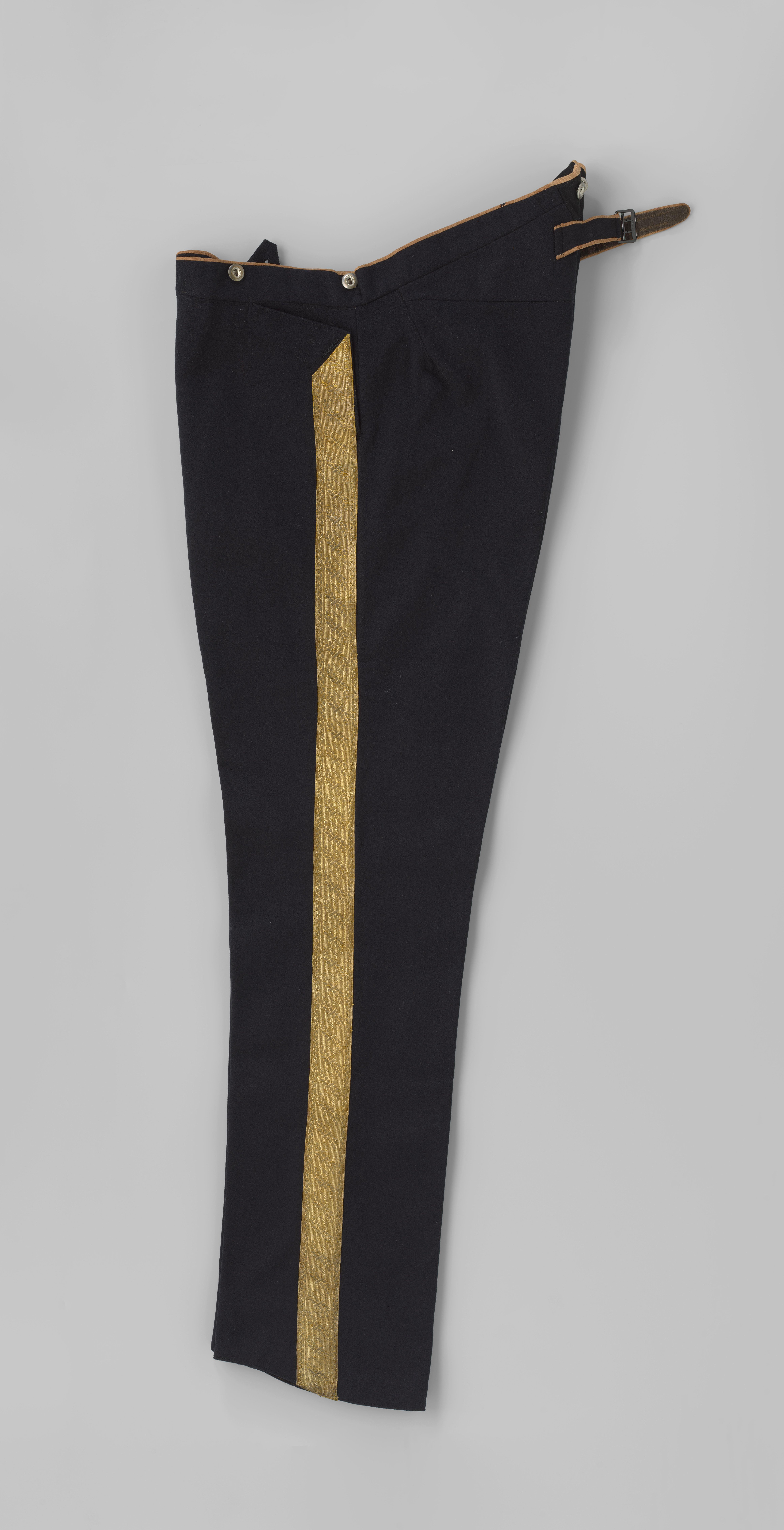 Broek van zwart laken versierd met breed goudgalon, deel van ambtskostuum van een rijksbetaalmeester