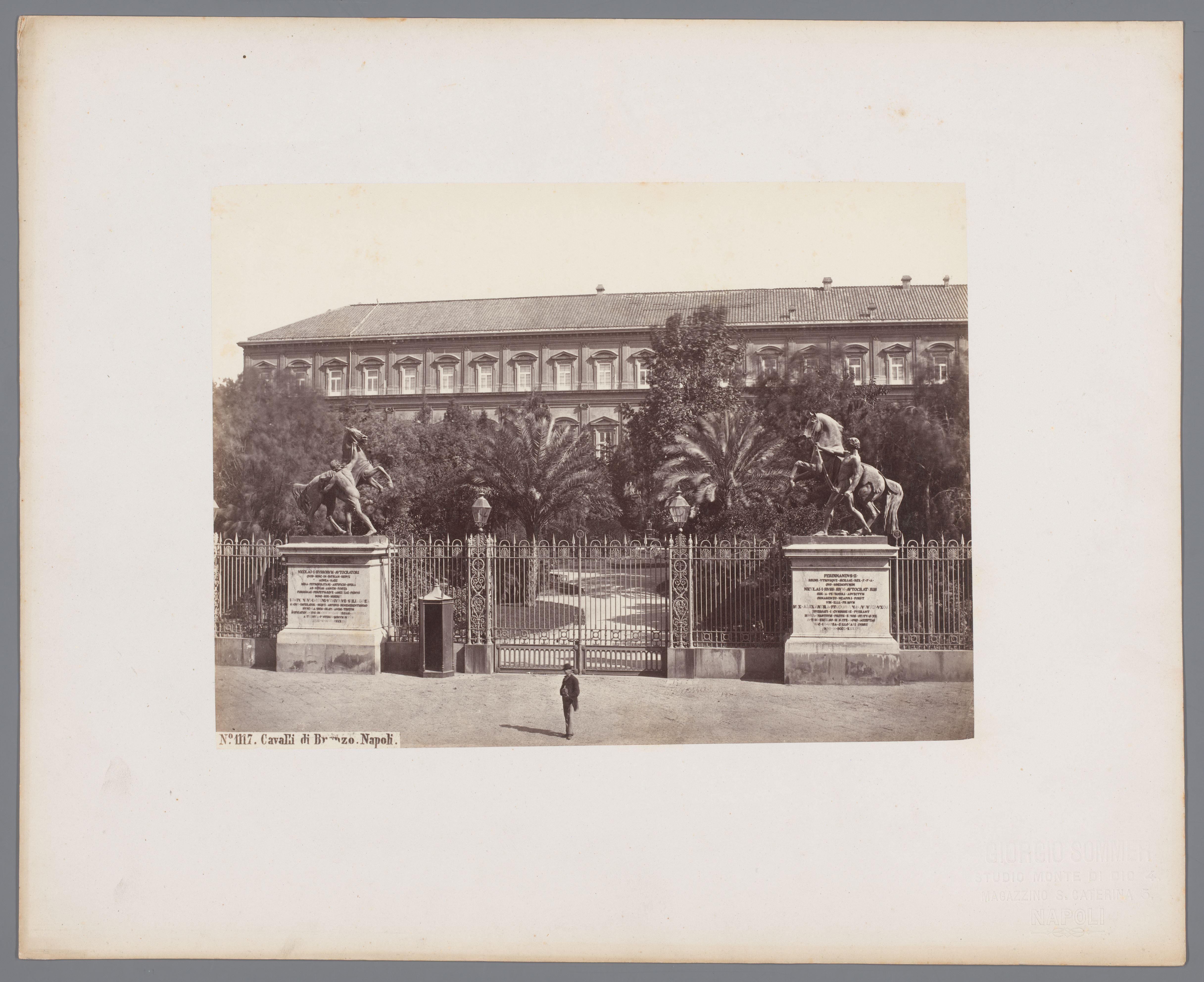 Twee bronzen sculpturen van paarden bij de ingang van het koninklijk paleis te Napels, Italië