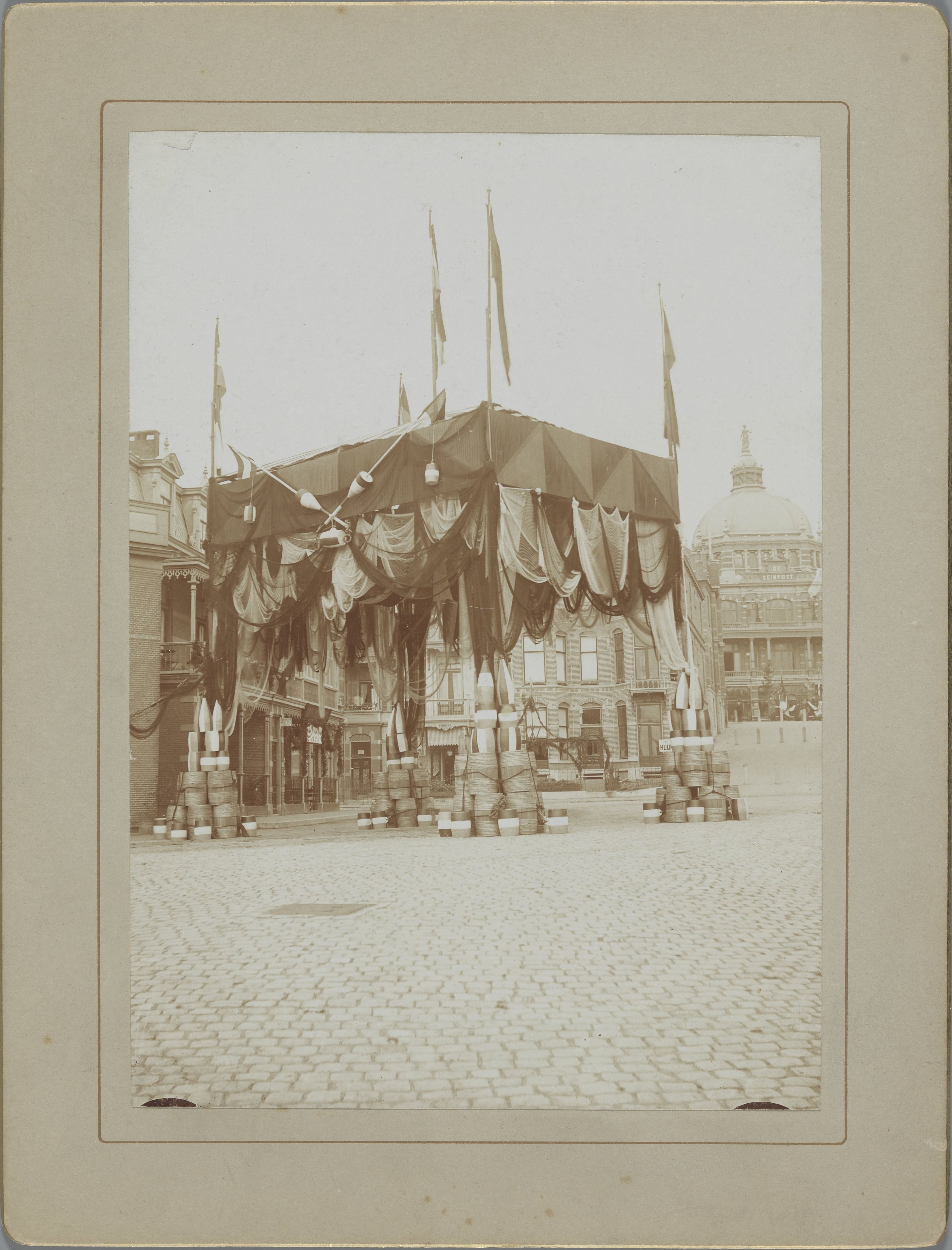 Versieringen in Scheveningen ter gelegenheid van de inhuldiging van koningin Wilhelmina, 1898
