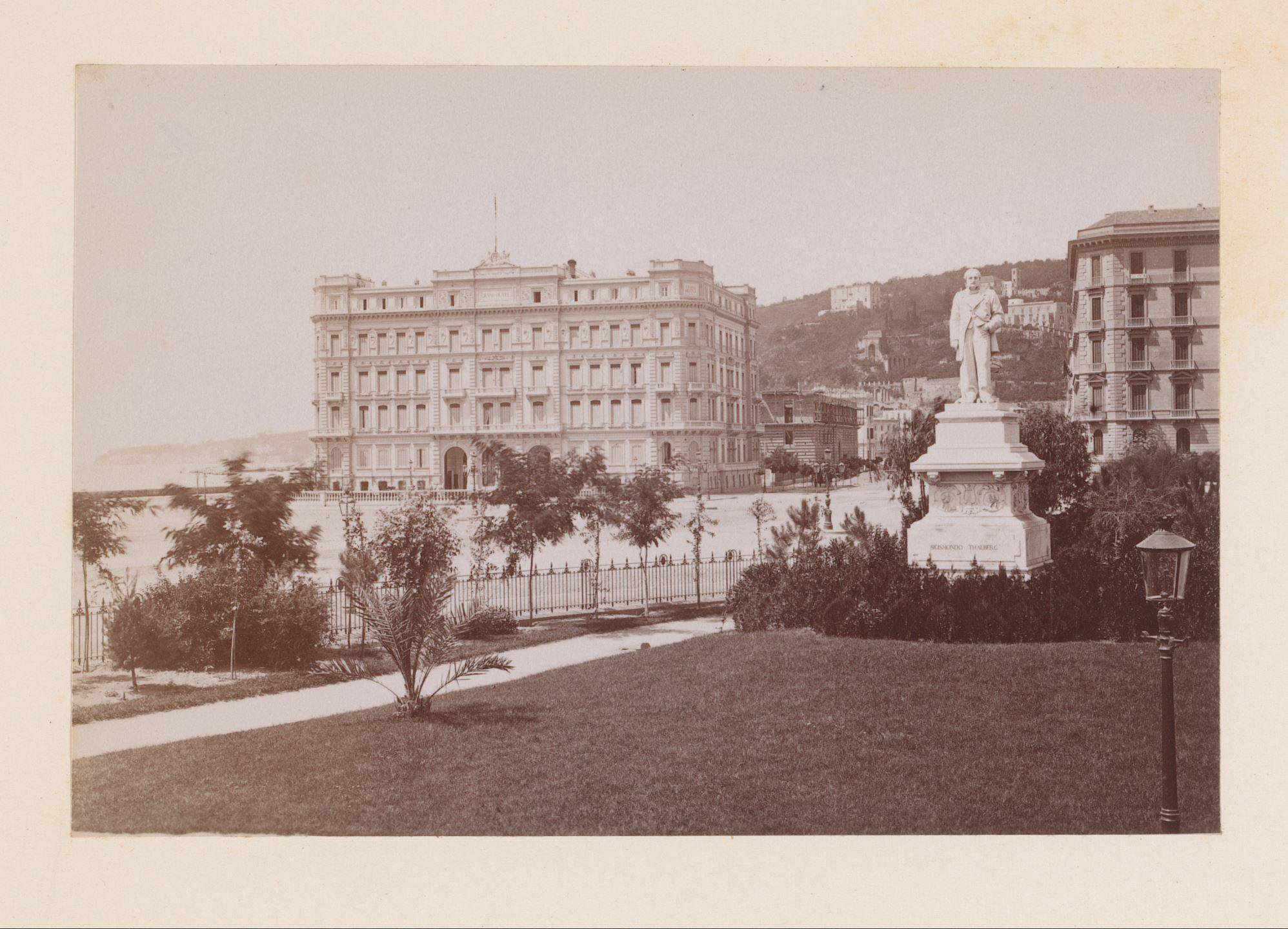 Gezicht op het standbeeld van Sigismondo Thalberg in de Villa Comunale te Napels, Italië