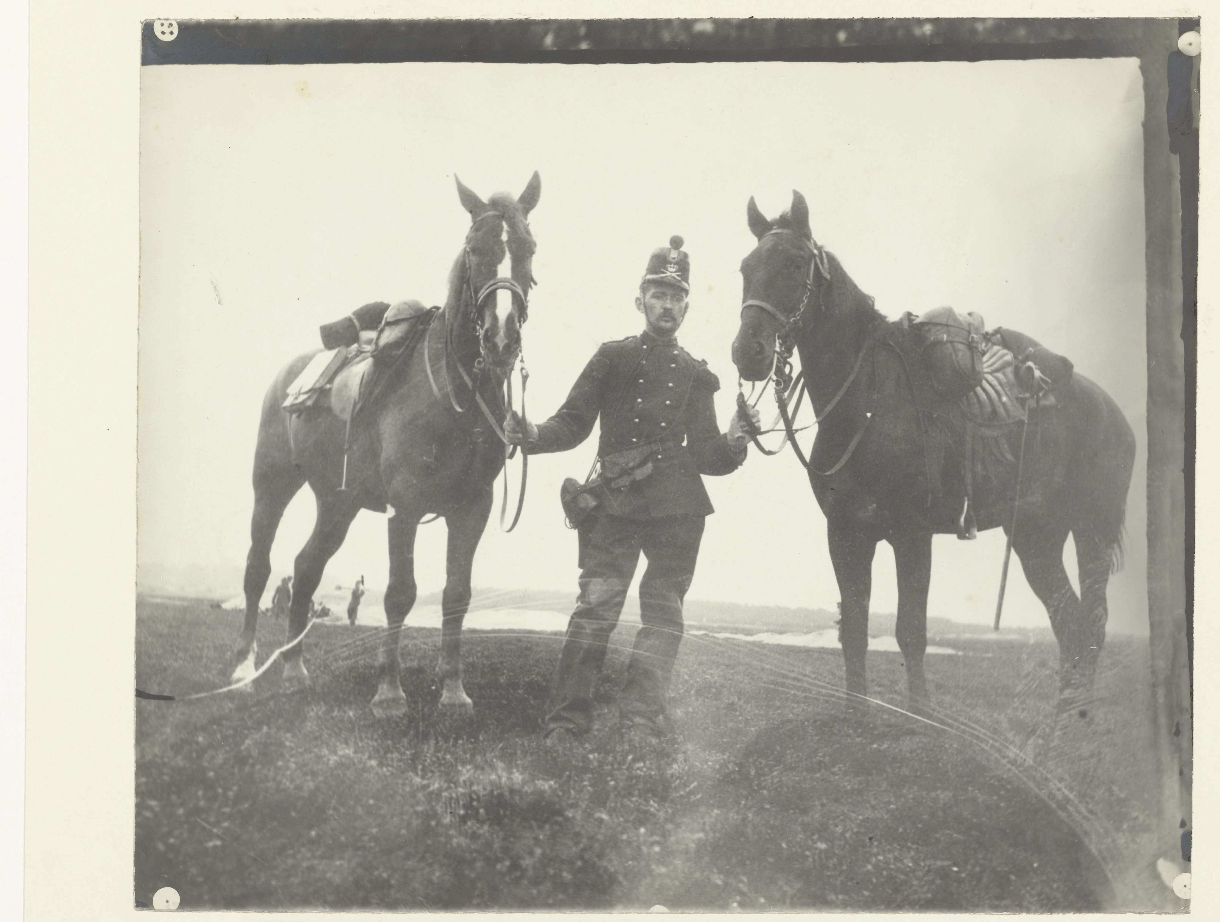 Portret van een bereden artillerist met twee paarden