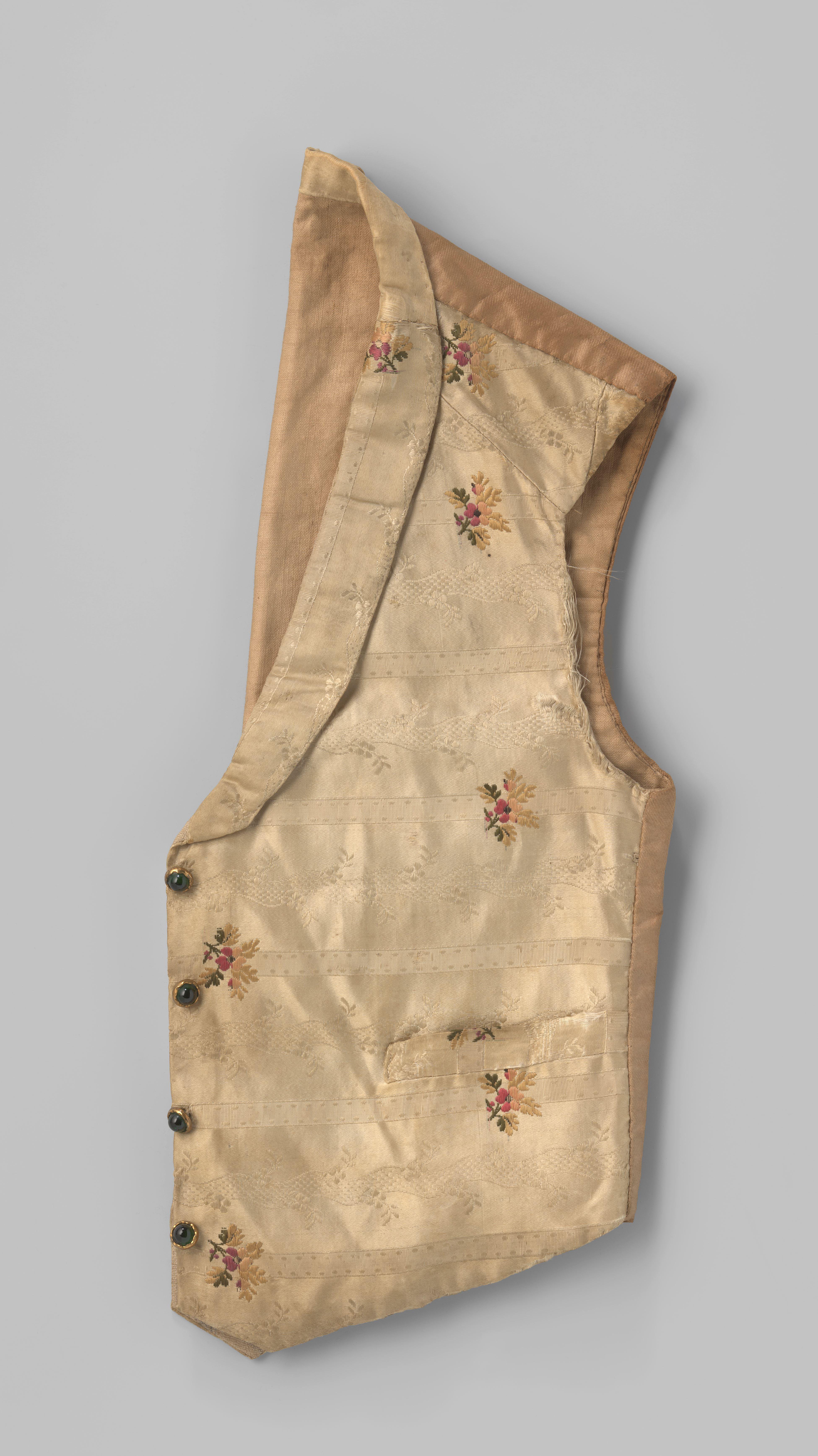 Vest met sjaalkraag en zakken van crème satijn, met strepen, randen, noppen en golvende rand met stippen en bloemen in crème en machinaal geborduurde meerkleurige boeketten; vier groene doorzichtige knopen in koperkleurige basis