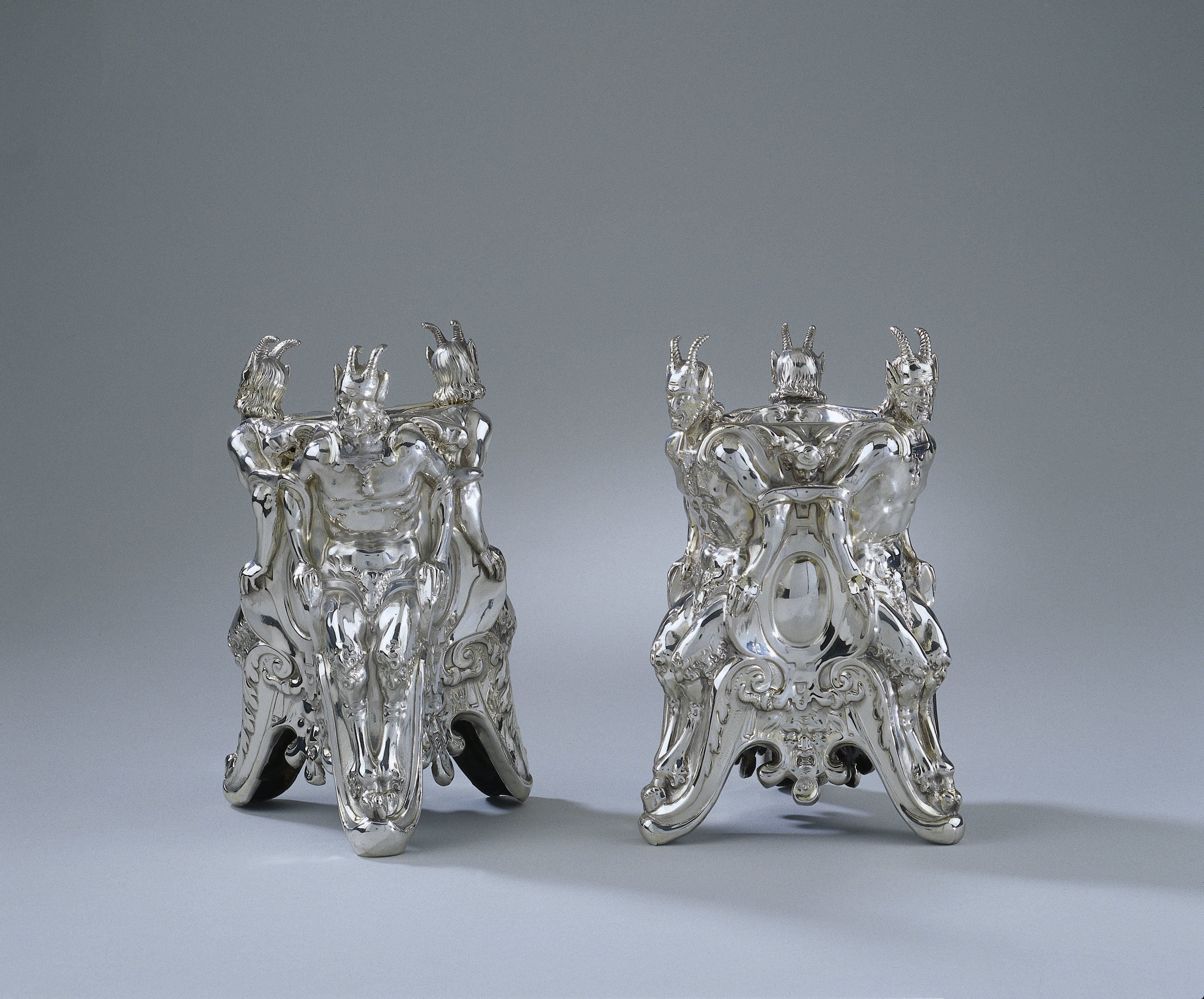 Twee zoutvaten met saterfiguren