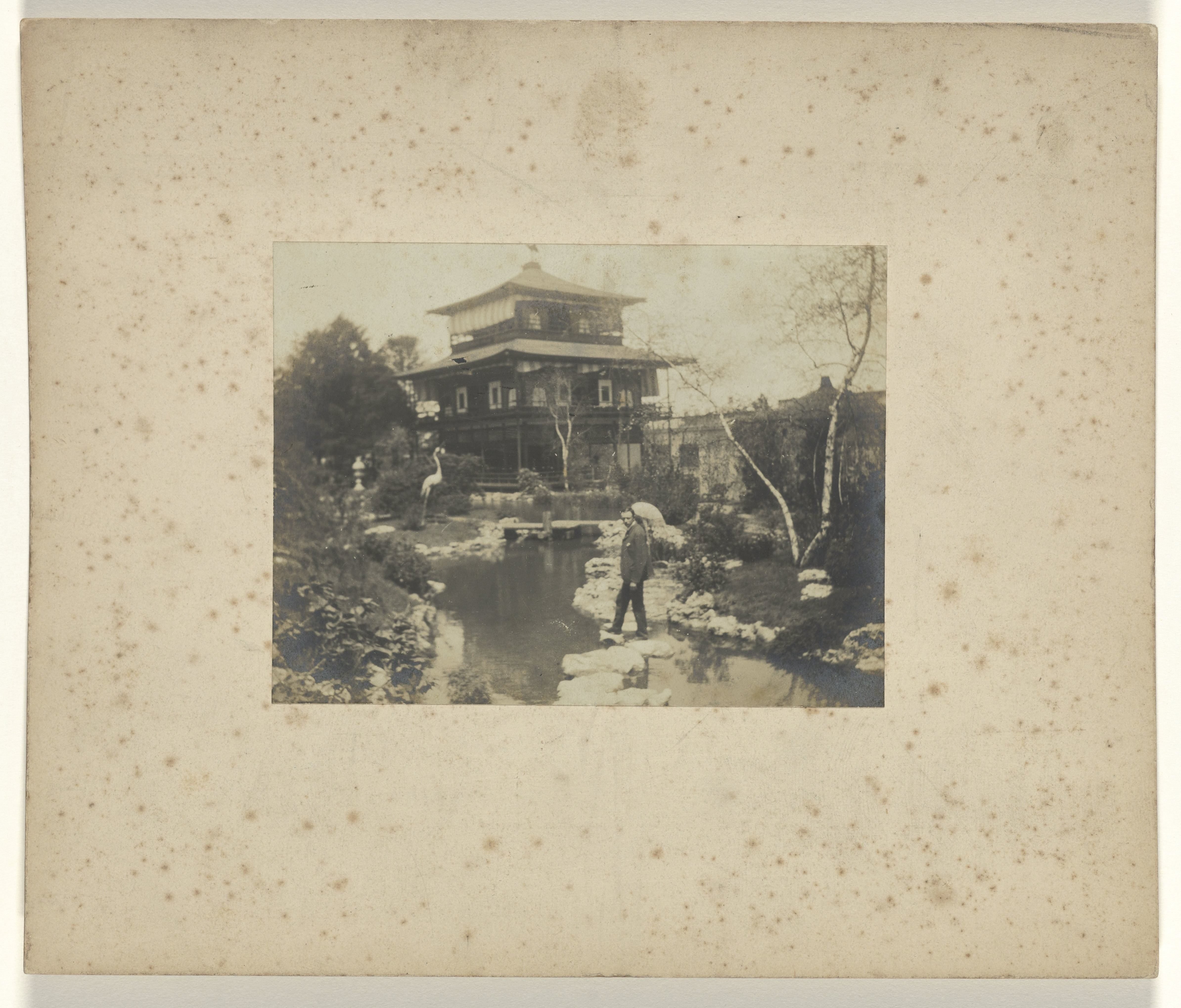 Jan C. Schüller in de tuin bij het Japanse theehuis (‘Japan Tea Palace’) op de wereldtentoonstelling in St. Louis (Louisiana Purchase Exposition), 1904
