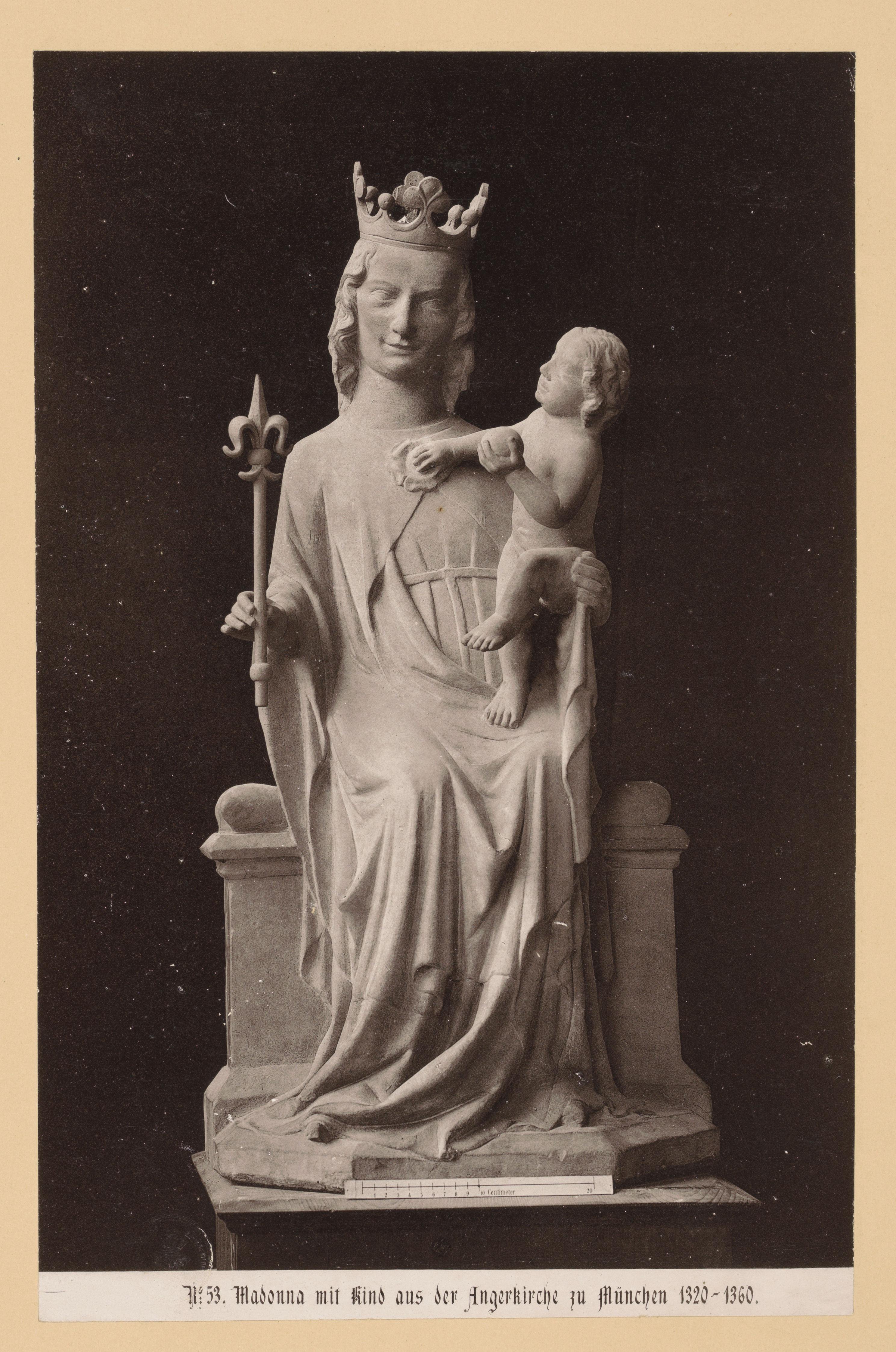 Sculptuur van Maria met Christuskind