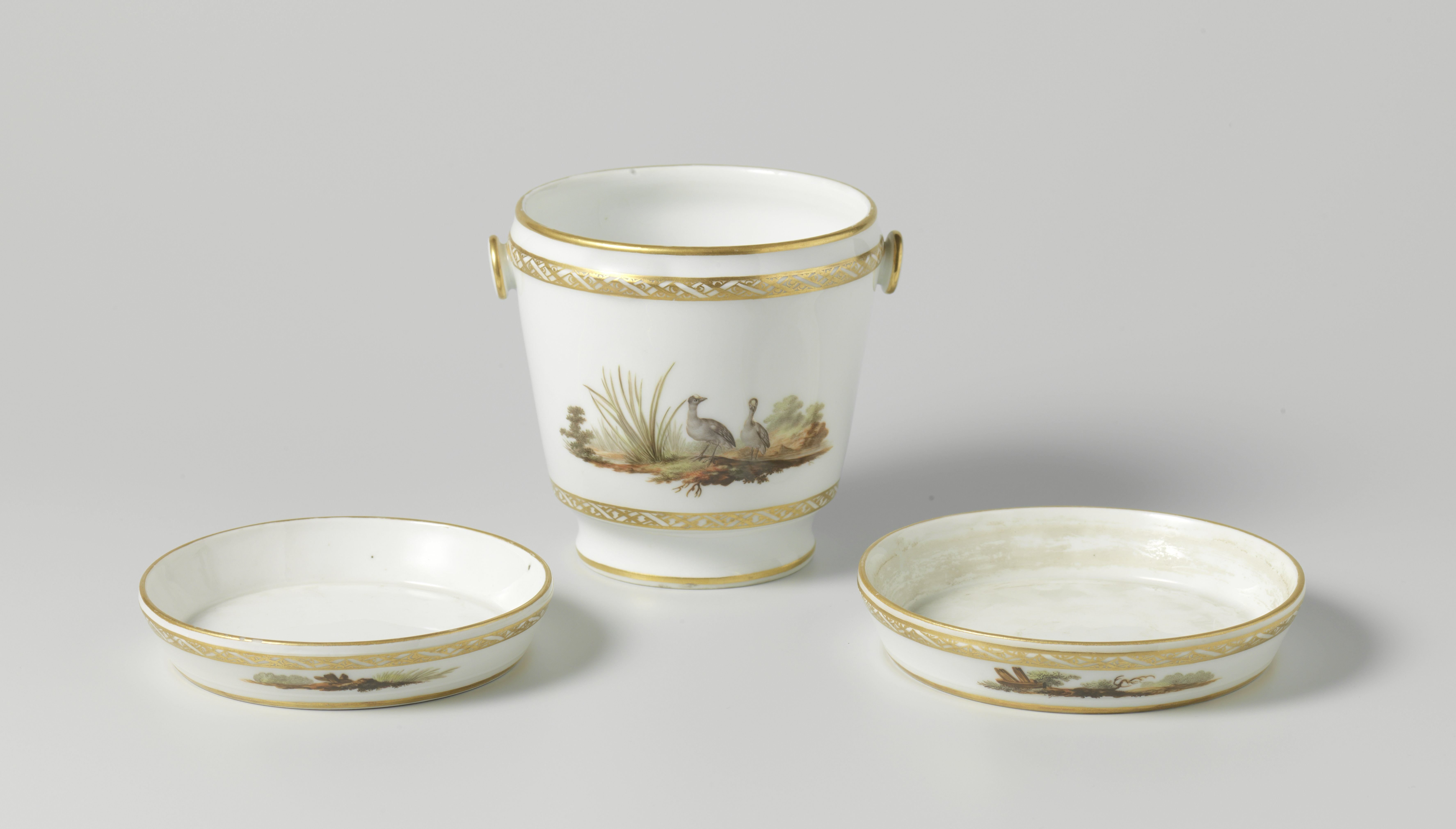 Bloempot en twee onderschotels van porselein