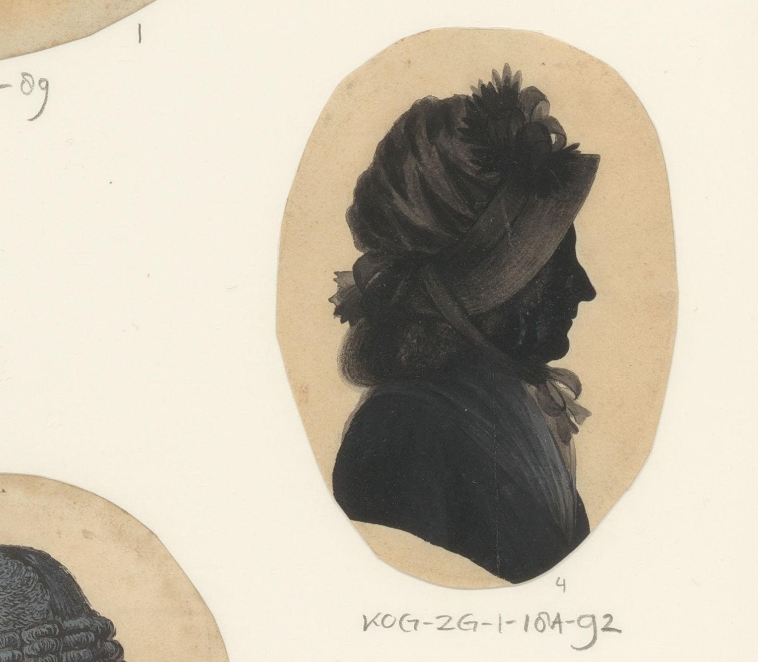 Silhouetportret van een onbekende vrouw met muts stevige rand en bloemen