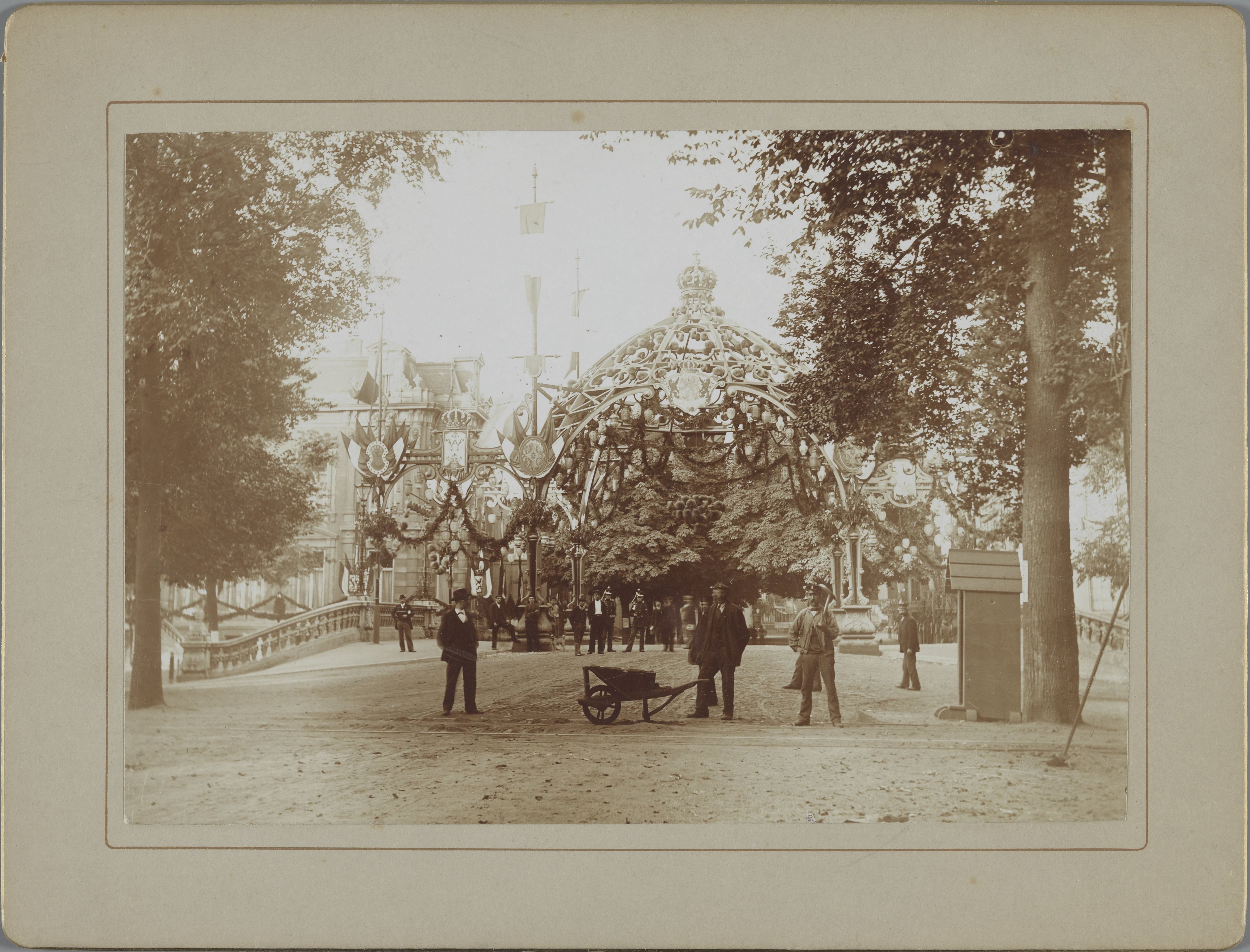 Versieringen in Den Haag ter gelegenheid van de inhuldiging van koningin Wilhelmina, 1898