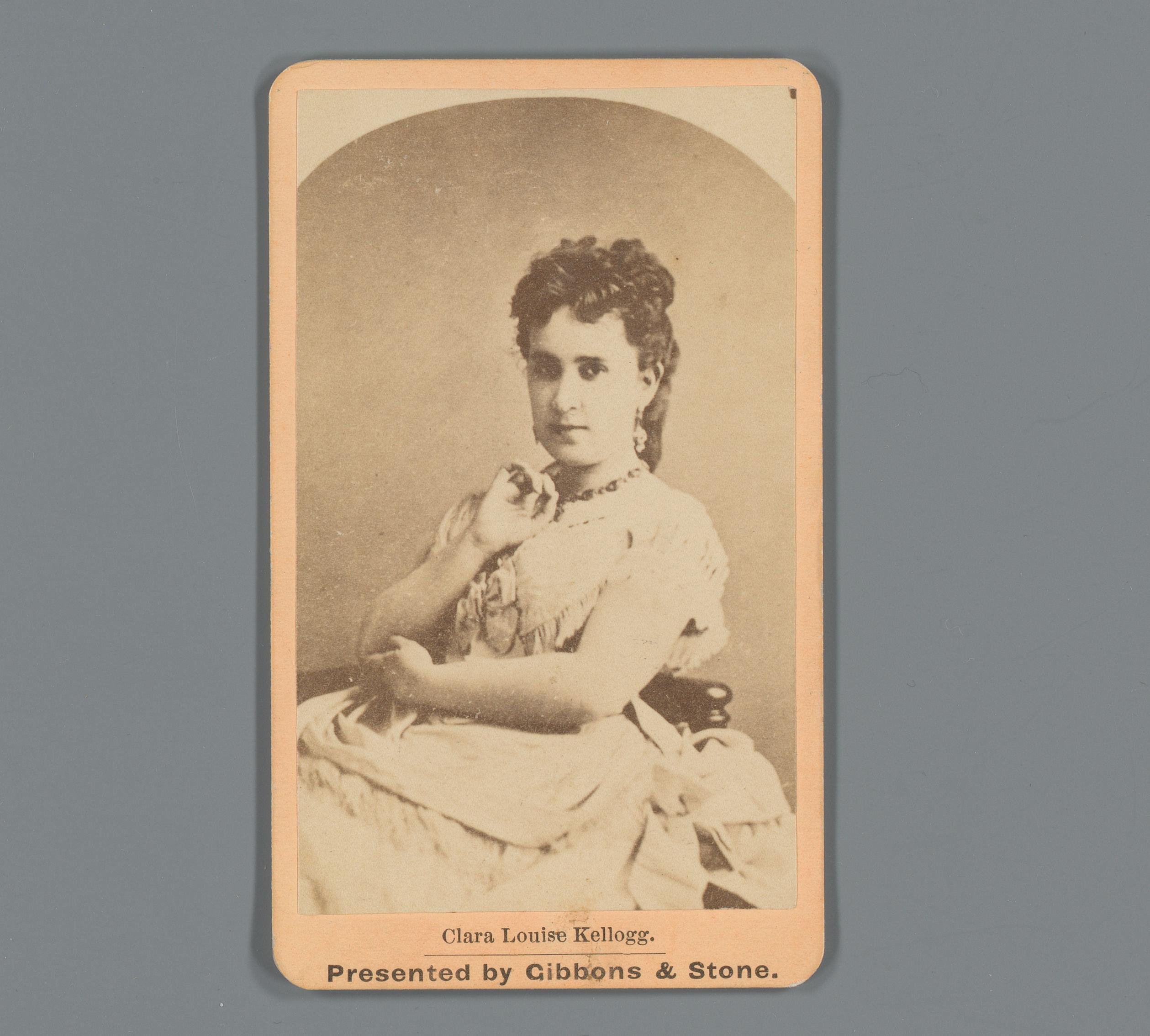 Reclame voor Gibbons & Stone muziekwinkel in Rochester, New York, met portret van Clara Louise Kellogg