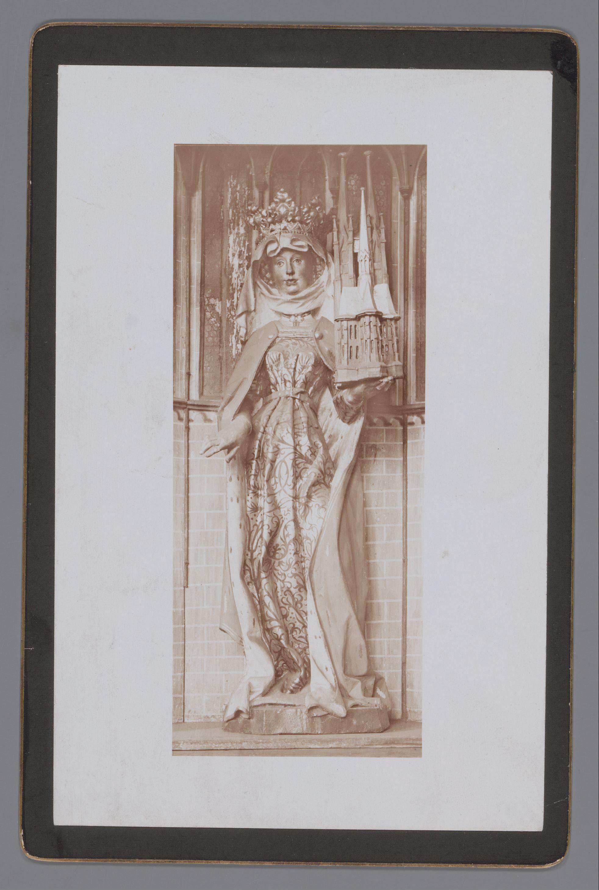 Sculptuur van de heilige Elisabeth in de Elisabethkirche te Marburg