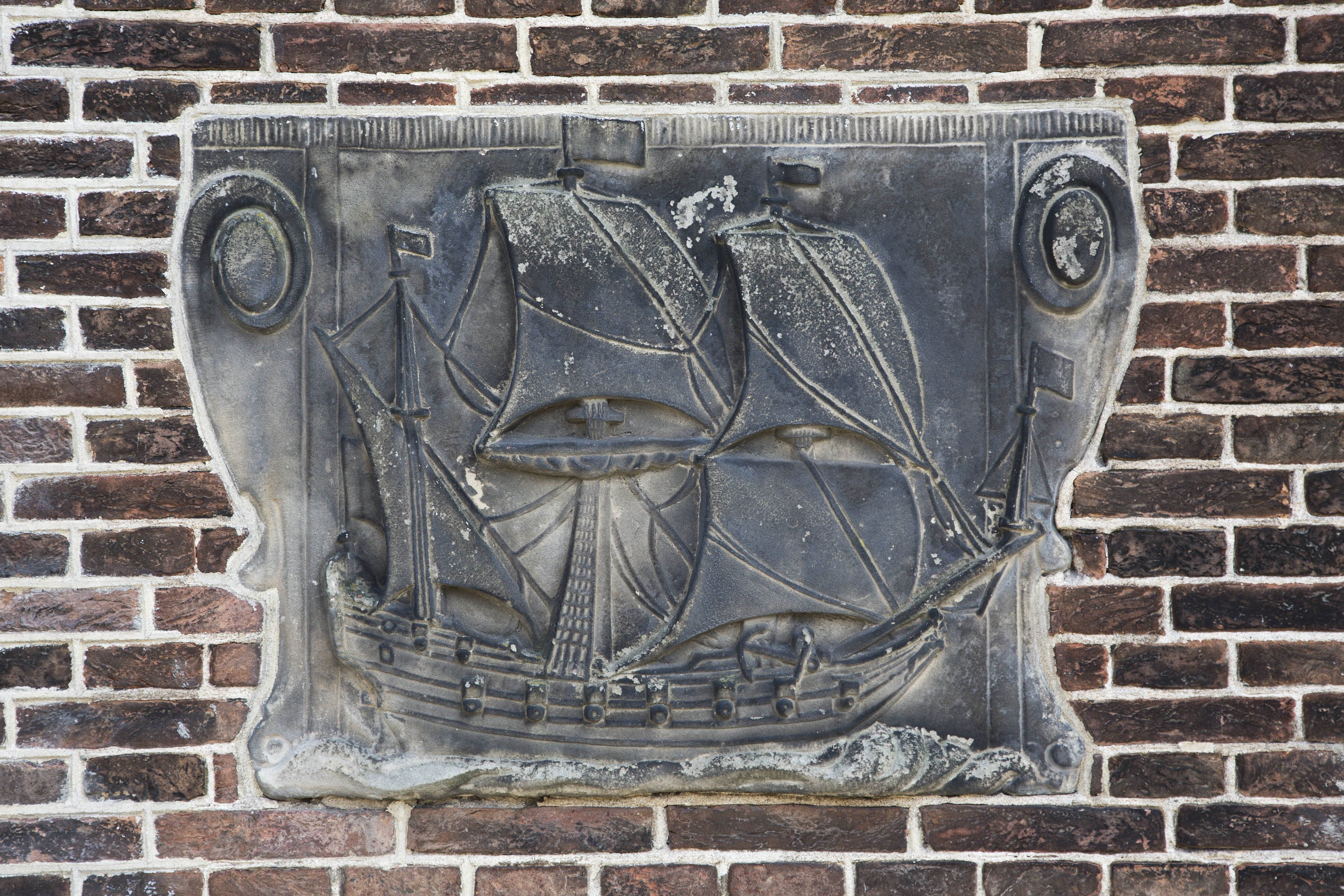 Gevelsteen met zeilschip binnen voluten