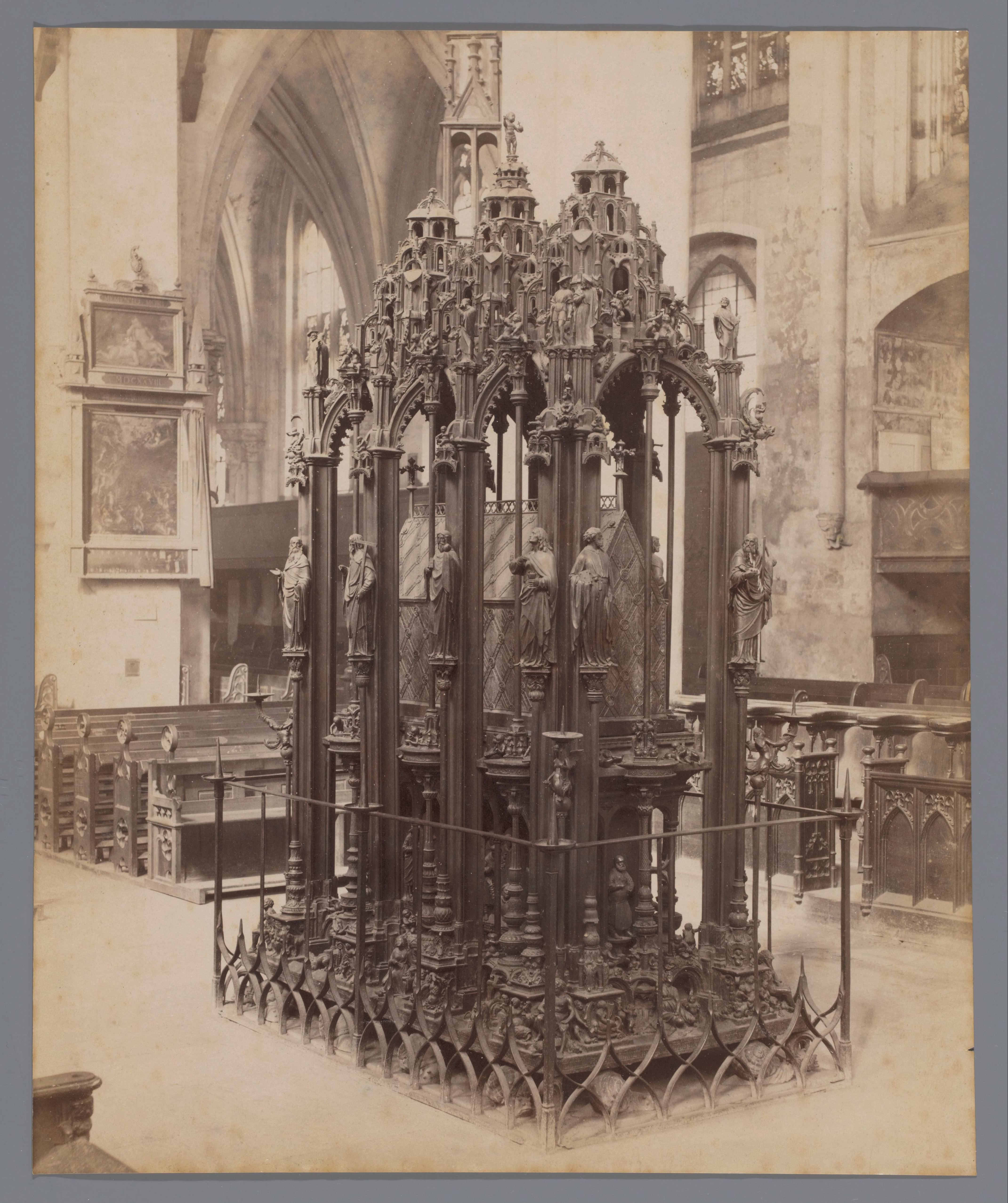 Grafmonument van de heilige Sebaldus in de Sint-Sebalduskirche in Neurenberg