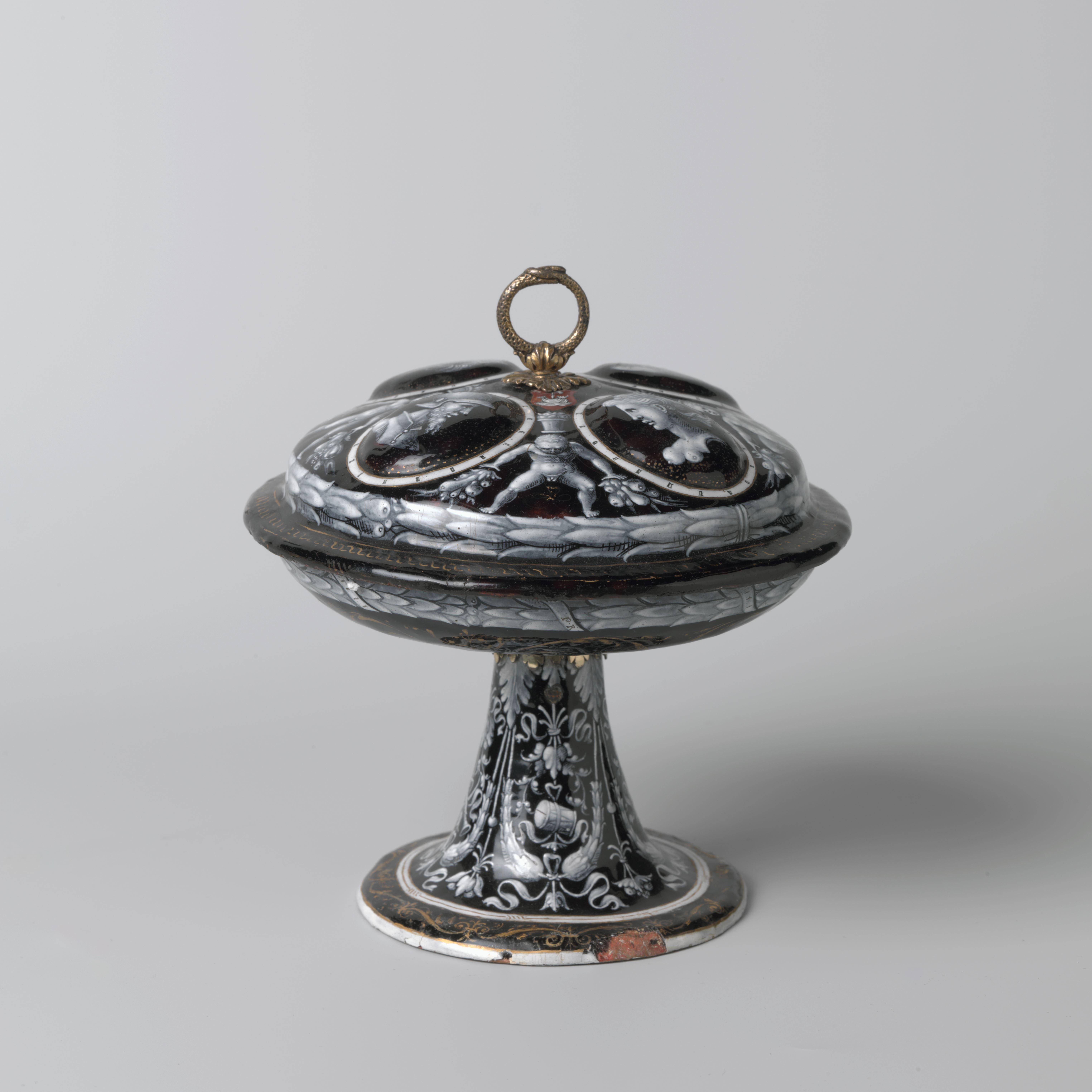 Coupe met medaillons van godenfiguren