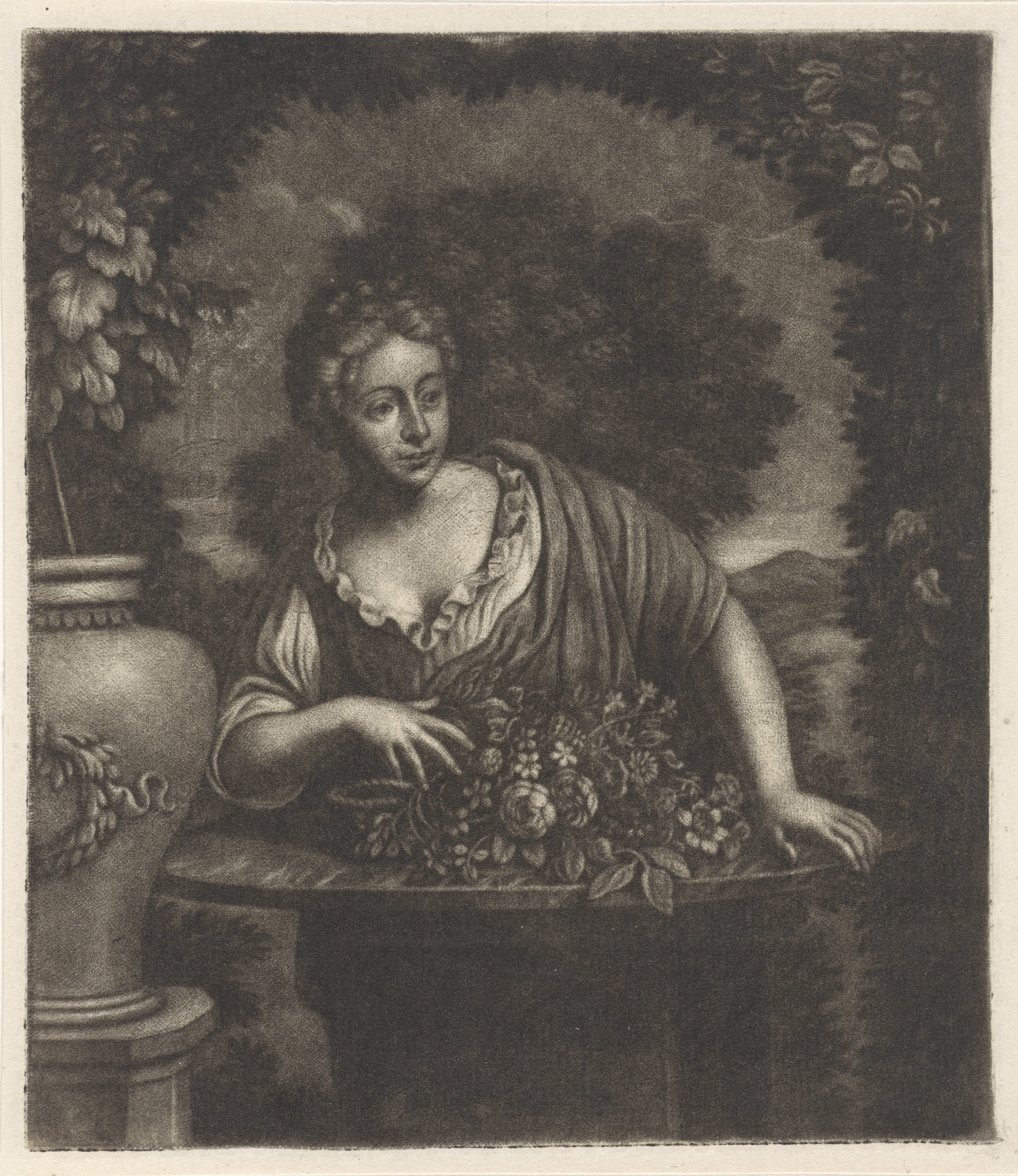Vrouw in een tuin achter een tafel met bloemen