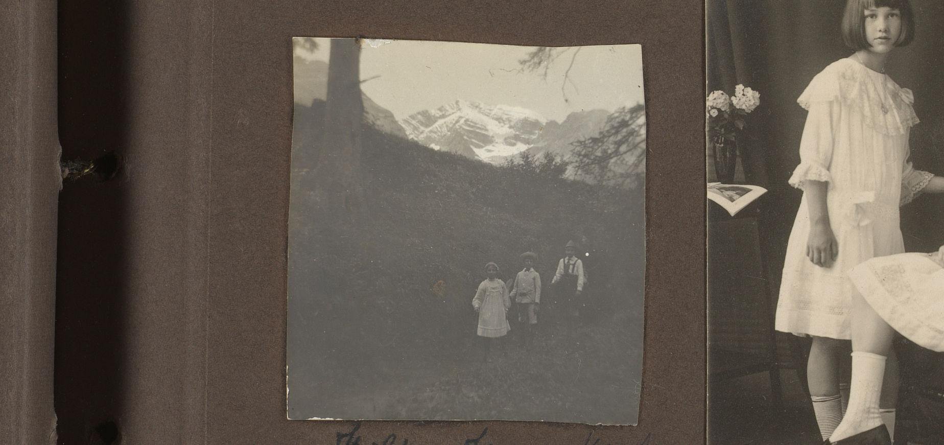 Drie kinderen genaamd Hilda, Jan en Karl in een berglandschap