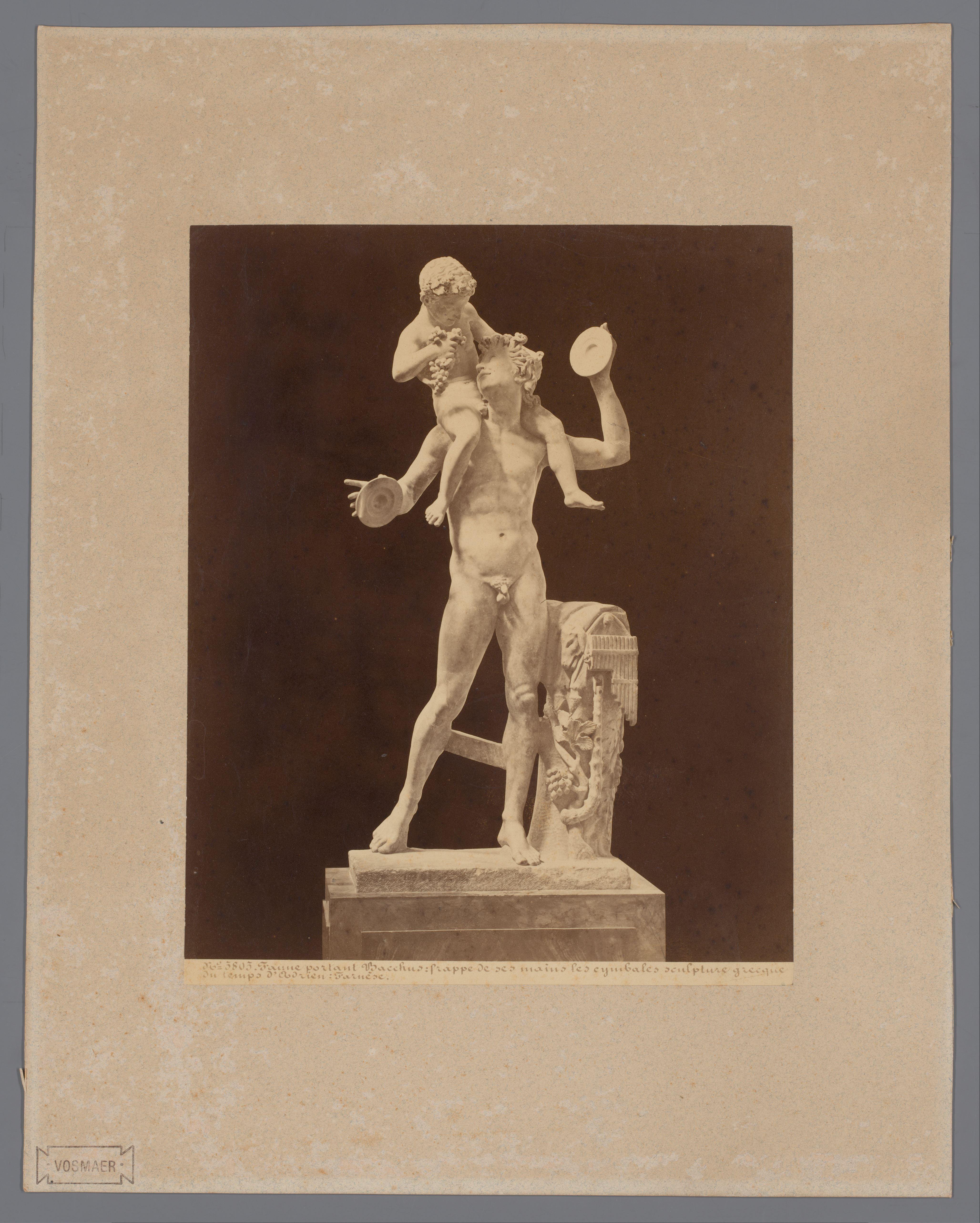 Sculptuur van een faun die Bacchus draagt in de Farnese collectie te Napels, Italië