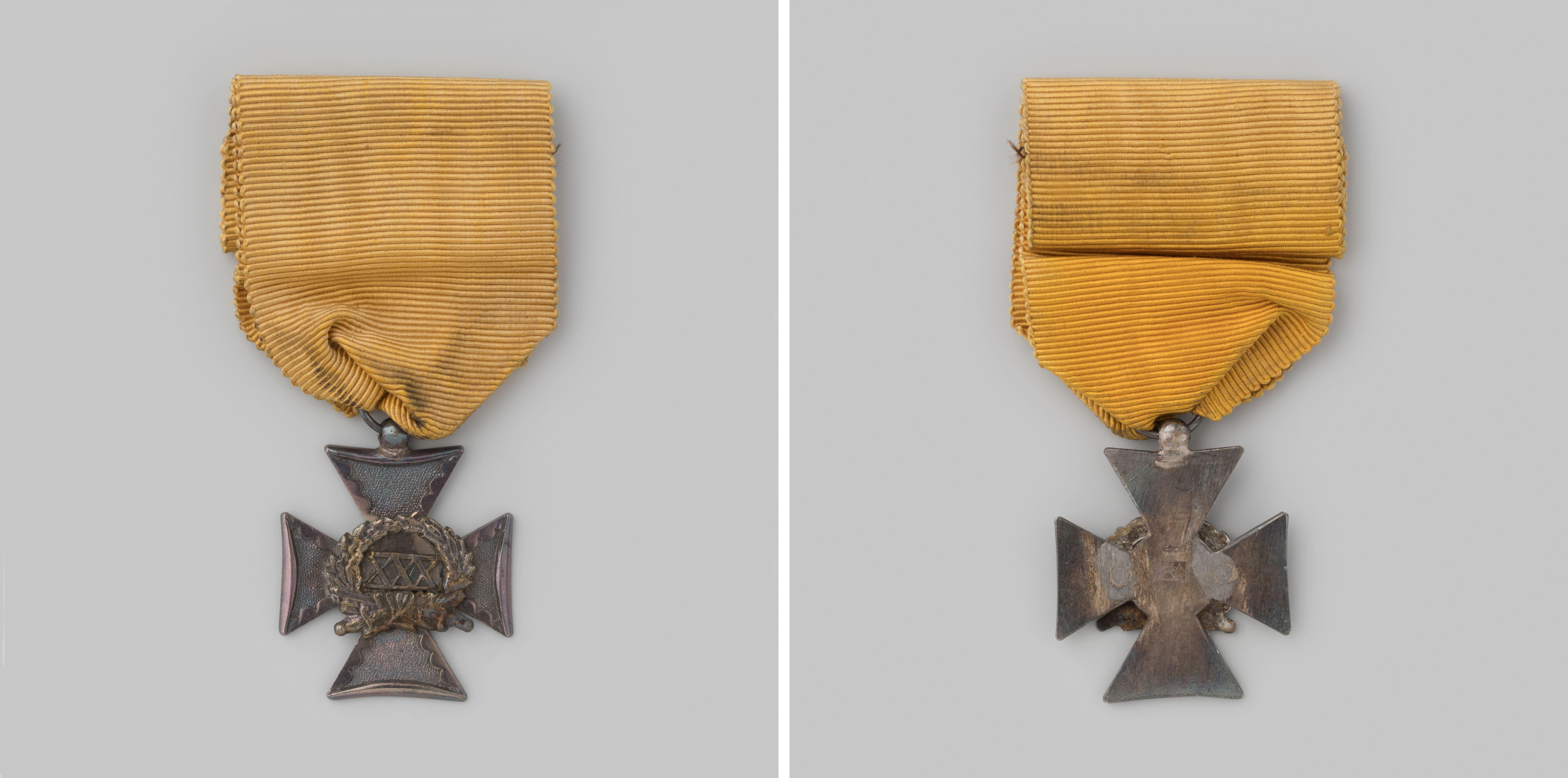 Ereteken (vierarmig kruis) voor eervolle, langdurige en werkelijke dienst bij de schutterij als officier, dertig dienstjaren, gedragen door jhr. D. Bicker, kolonel-commandant te Amsterdam