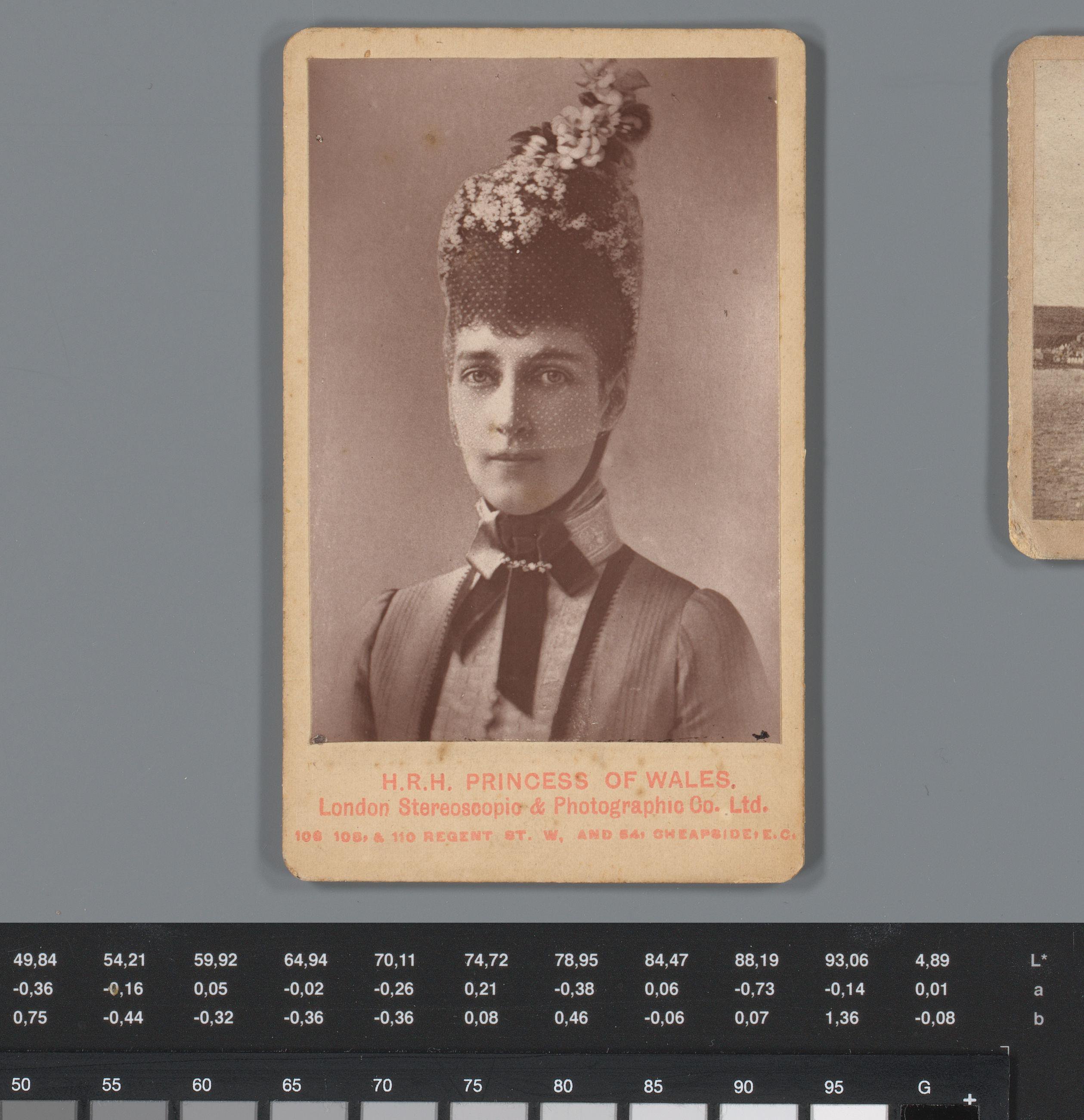 Reclame voor Imman's Drug Stores te Edinburgh en het adverteren op cartes-de-visite, met portret van Alexandra van Denemarken (koningin van Engeland)