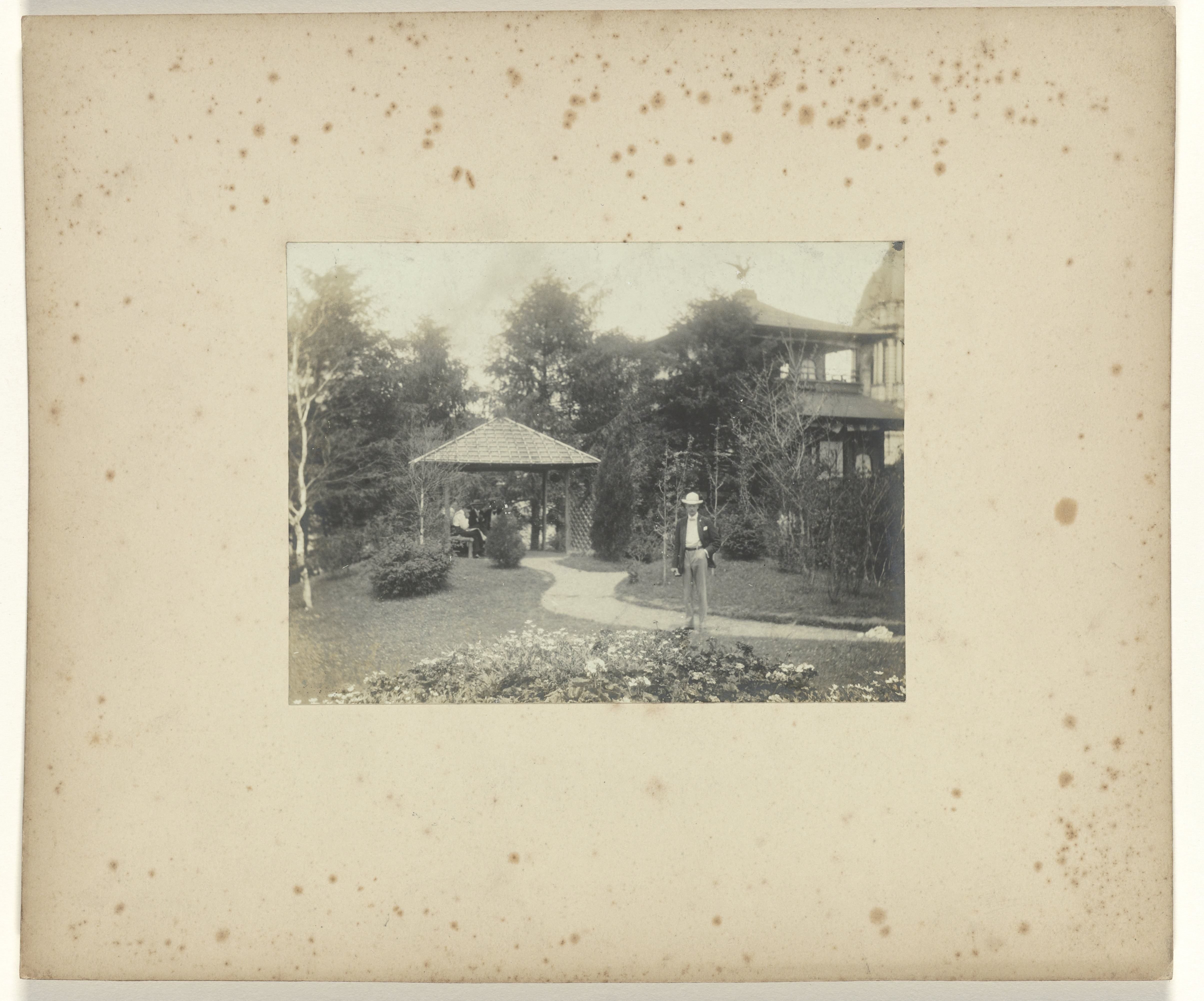 Jan C. Schüller in de tuin bij het Japanse theehuis (‘Japan Tea Palace’) op de wereldtentoonstelling in St. Louis (Louisiana Purchase Exposition), 1904
